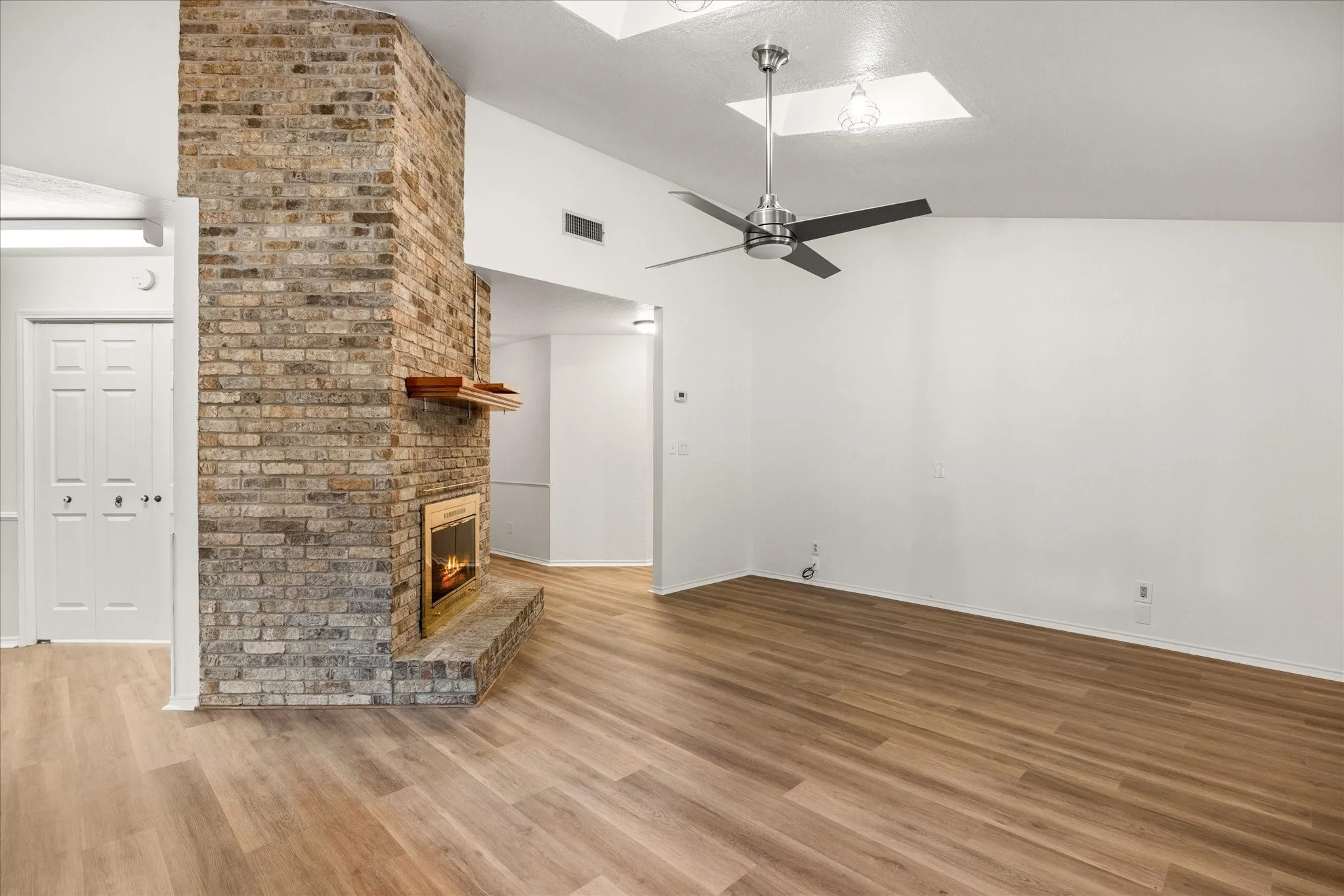 Single Family Residence For Rent in Hood County , 417 Sky Harbour Court, Granbury, Texas 76049, 3 Bedroom, 2 Bathroom, 2 Garage spaces, 1,888 Sqft, built in 1986, mls#21343259, Real Estate Agent in Granbury, Homes For Rent in Hood county, Homes For Rent in Granbury, Realtor in Granbury Texas, Real Estate Brokerage Independent Realty Texas, Luminita Cordes Realtor