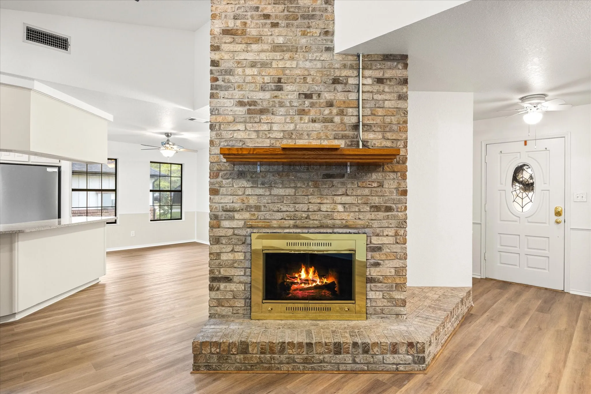 Single Family Residence For Rent in Hood County , 417 Sky Harbour Court, Granbury, Texas 76049, 3 Bedroom, 2 Bathroom, 2 Garage spaces, 1,888 Sqft, built in 1986, mls#21343259, Real Estate Agent in Granbury, Homes For Rent in Hood county, Homes For Rent in Granbury, Realtor in Granbury Texas, Real Estate Brokerage Independent Realty Texas, Luminita Cordes Realtor
