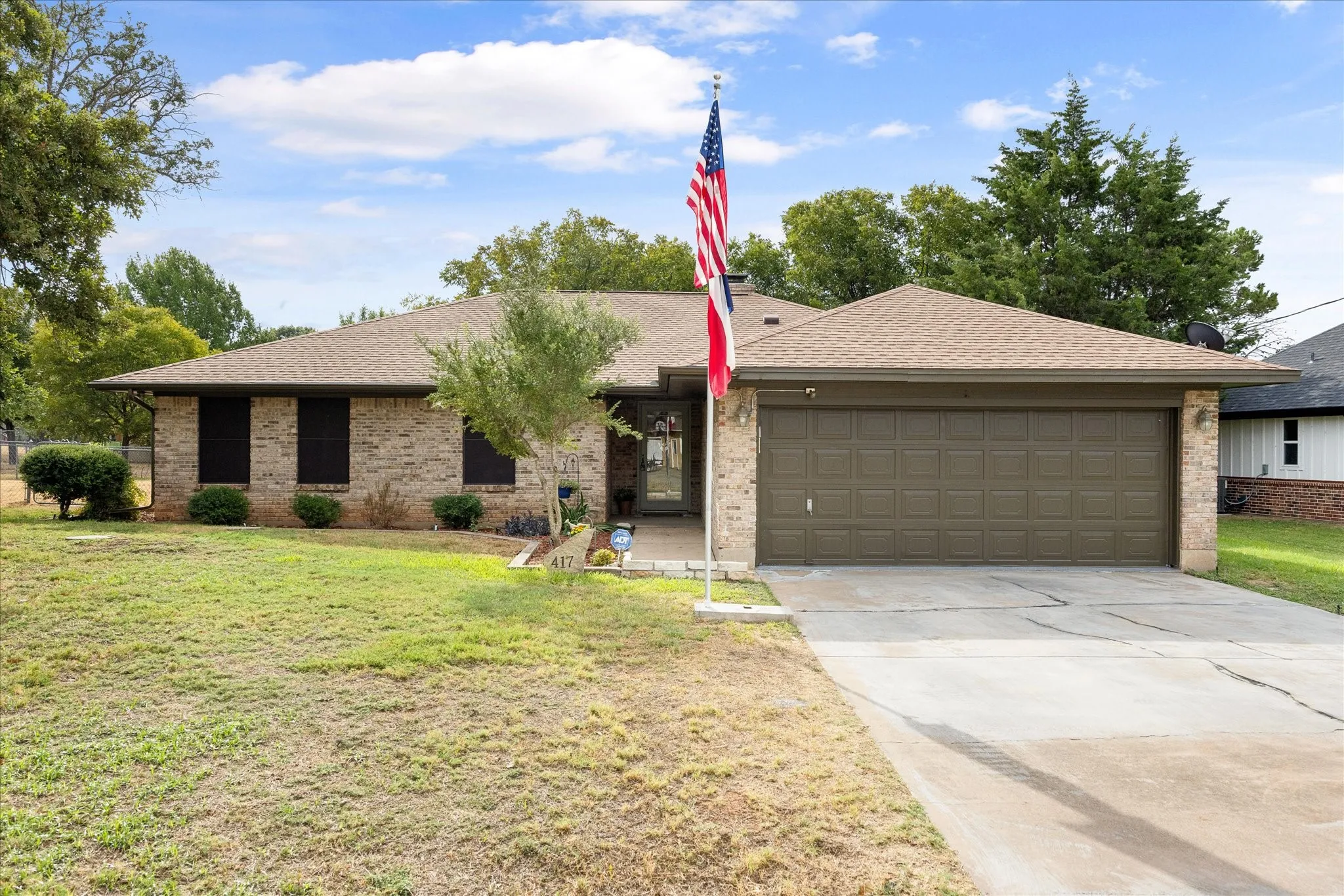 Single Family Residence For Rent in Hood County , 417 Sky Harbour Court, Granbury, Texas 76049, 3 Bedroom, 2 Bathroom, 2 Garage spaces, 1,888 Sqft, built in 1986, mls#21343259, Real Estate Agent in Granbury, Homes For Rent in Hood county, Homes For Rent in Granbury, Realtor in Granbury Texas, Real Estate Brokerage Independent Realty Texas, Luminita Cordes Realtor