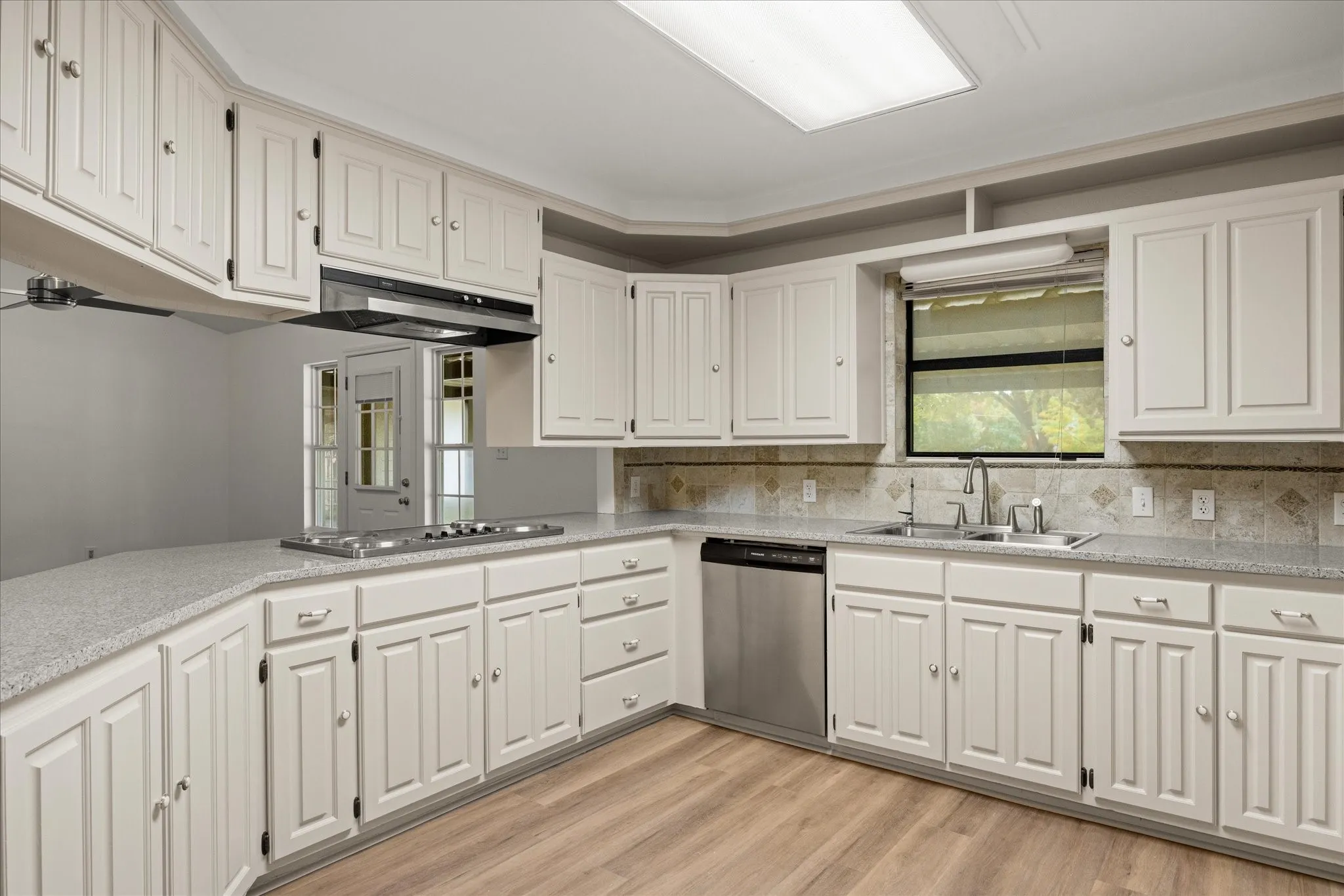 Single Family Residence For Rent in Hood County , 417 Sky Harbour Court, Granbury, Texas 76049, 3 Bedroom, 2 Bathroom, 2 Garage spaces, 1,888 Sqft, built in 1986, mls#21343259, Real Estate Agent in Granbury, Homes For Rent in Hood county, Homes For Rent in Granbury, Realtor in Granbury Texas, Real Estate Brokerage Independent Realty Texas, Luminita Cordes Realtor