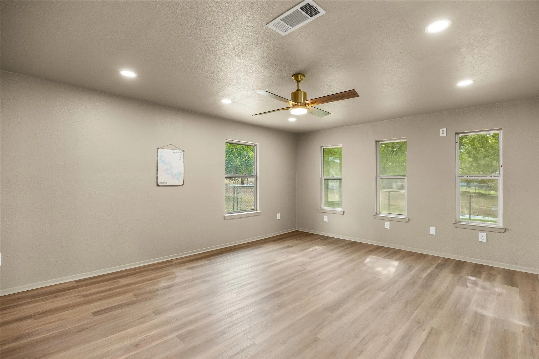 Single Family Residence For Rent in Hood County , 417 Sky Harbour Court, Granbury, Texas 76049, 3 Bedroom, 2 Bathroom, 2 Garage spaces, 1,888 Sqft, built in 1986, mls#21343259, Real Estate Agent in Granbury, Homes For Rent in Hood county, Homes For Rent in Granbury, Realtor in Granbury Texas, Real Estate Brokerage Independent Realty Texas, Luminita Cordes Realtor