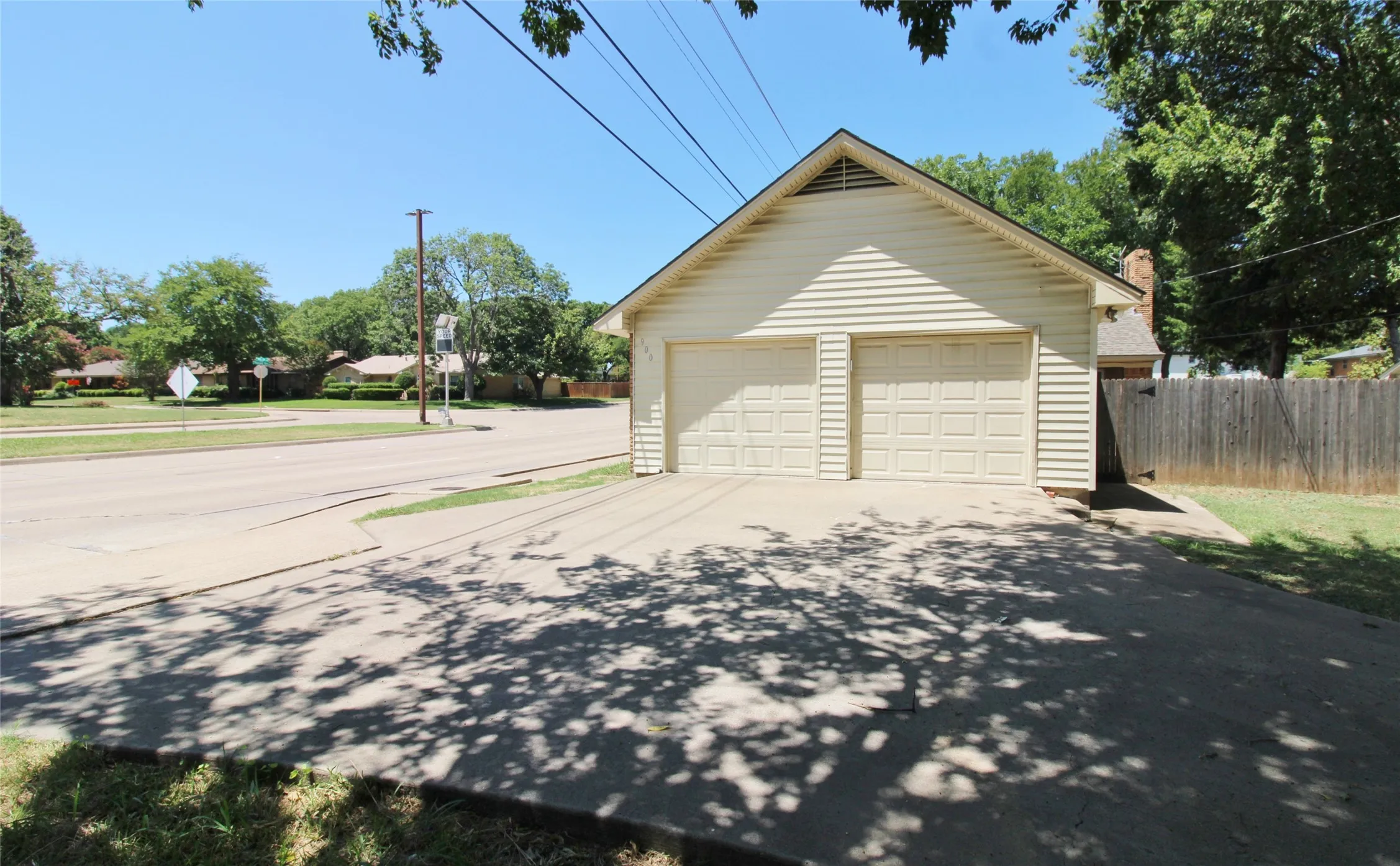 Single Family Residence For Rent in Dallas County , 900 Valley Ridge Drive, De Soto, Texas 75115, 4 Bedroom, 3 Bathroom, 2 Garage spaces, 2,190 Sqft, built in 1963, mls#21344770, Real Estate Agent in De Soto, Homes For Rent in Dallas county, Homes For Rent in De Soto, Realtor in De Soto Texas, Real Estate Brokerage Independent Realty Texas, Luminita Cordes Realtor