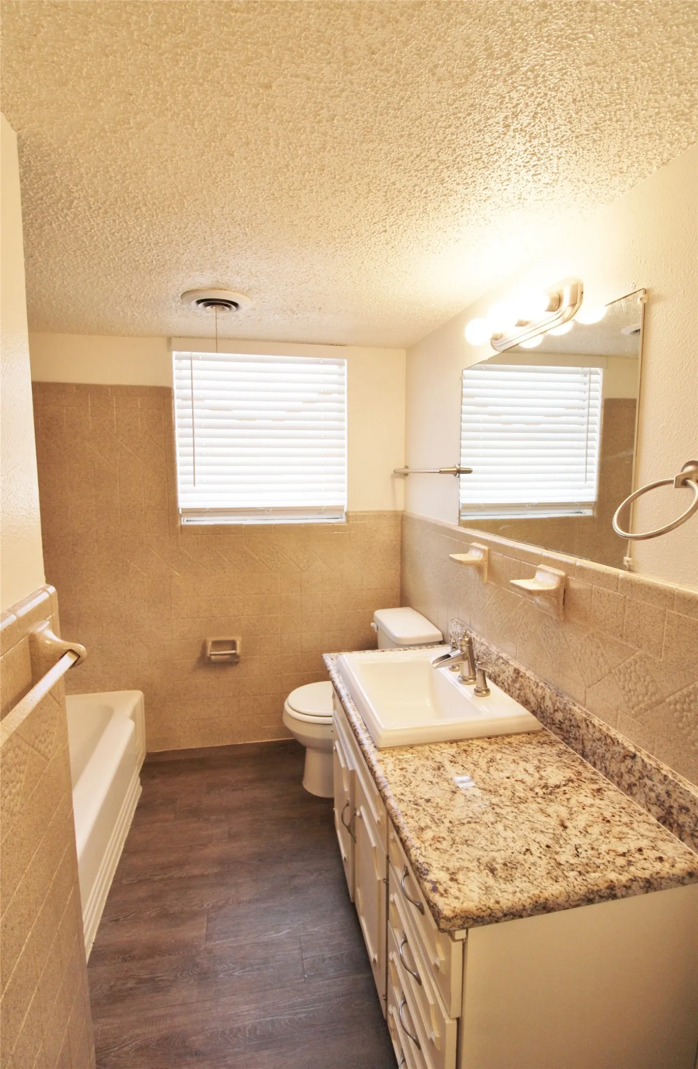Single Family Residence For Rent in Dallas County , 900 Valley Ridge Drive, De Soto, Texas 75115, 4 Bedroom, 3 Bathroom, 2 Garage spaces, 2,190 Sqft, built in 1963, mls#21344770, Real Estate Agent in De Soto, Homes For Rent in Dallas county, Homes For Rent in De Soto, Realtor in De Soto Texas, Real Estate Brokerage Independent Realty Texas, Luminita Cordes Realtor