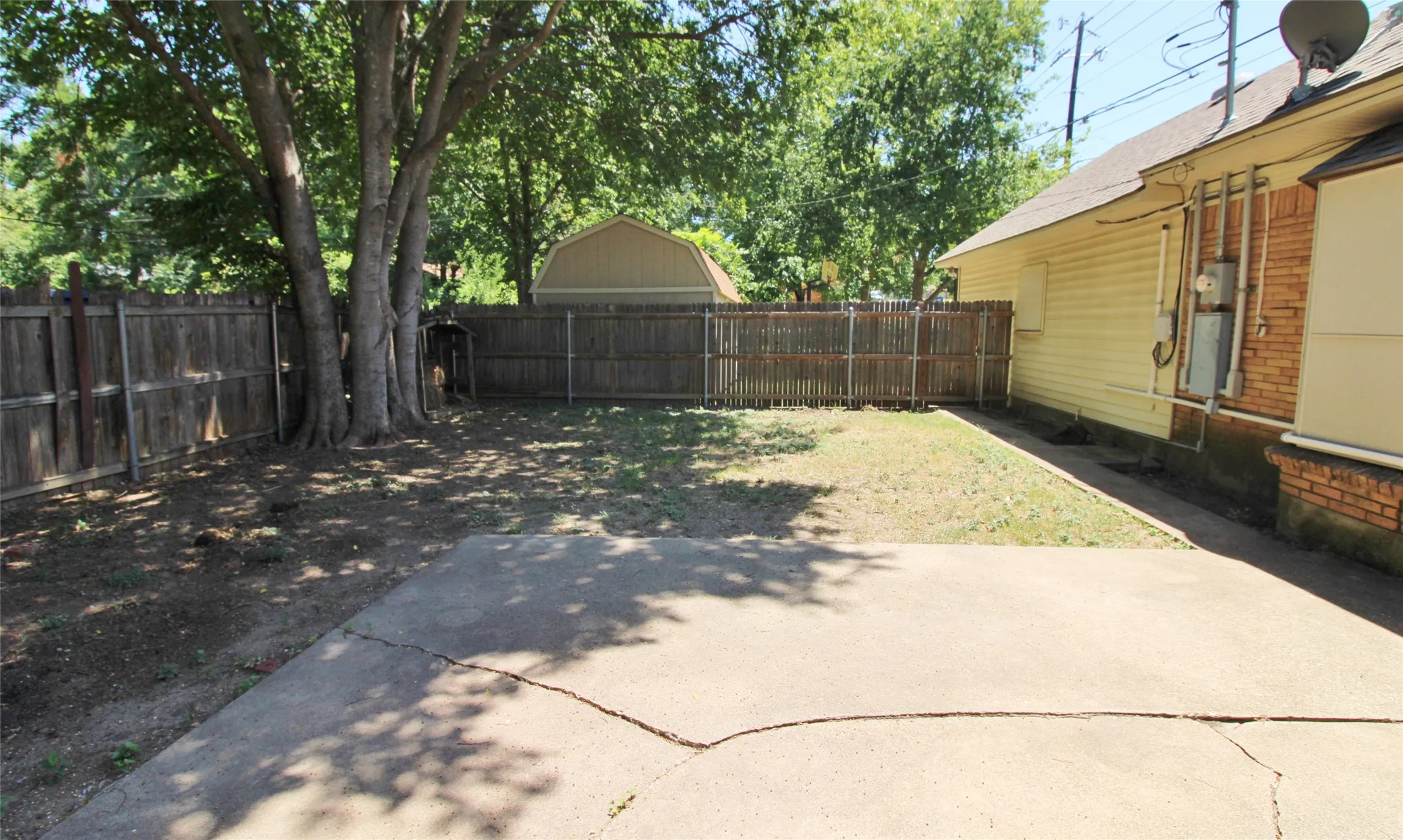 Single Family Residence For Rent in Dallas County , 900 Valley Ridge Drive, De Soto, Texas 75115, 4 Bedroom, 3 Bathroom, 2 Garage spaces, 2,190 Sqft, built in 1963, mls#21344770, Real Estate Agent in De Soto, Homes For Rent in Dallas county, Homes For Rent in De Soto, Realtor in De Soto Texas, Real Estate Brokerage Independent Realty Texas, Luminita Cordes Realtor
