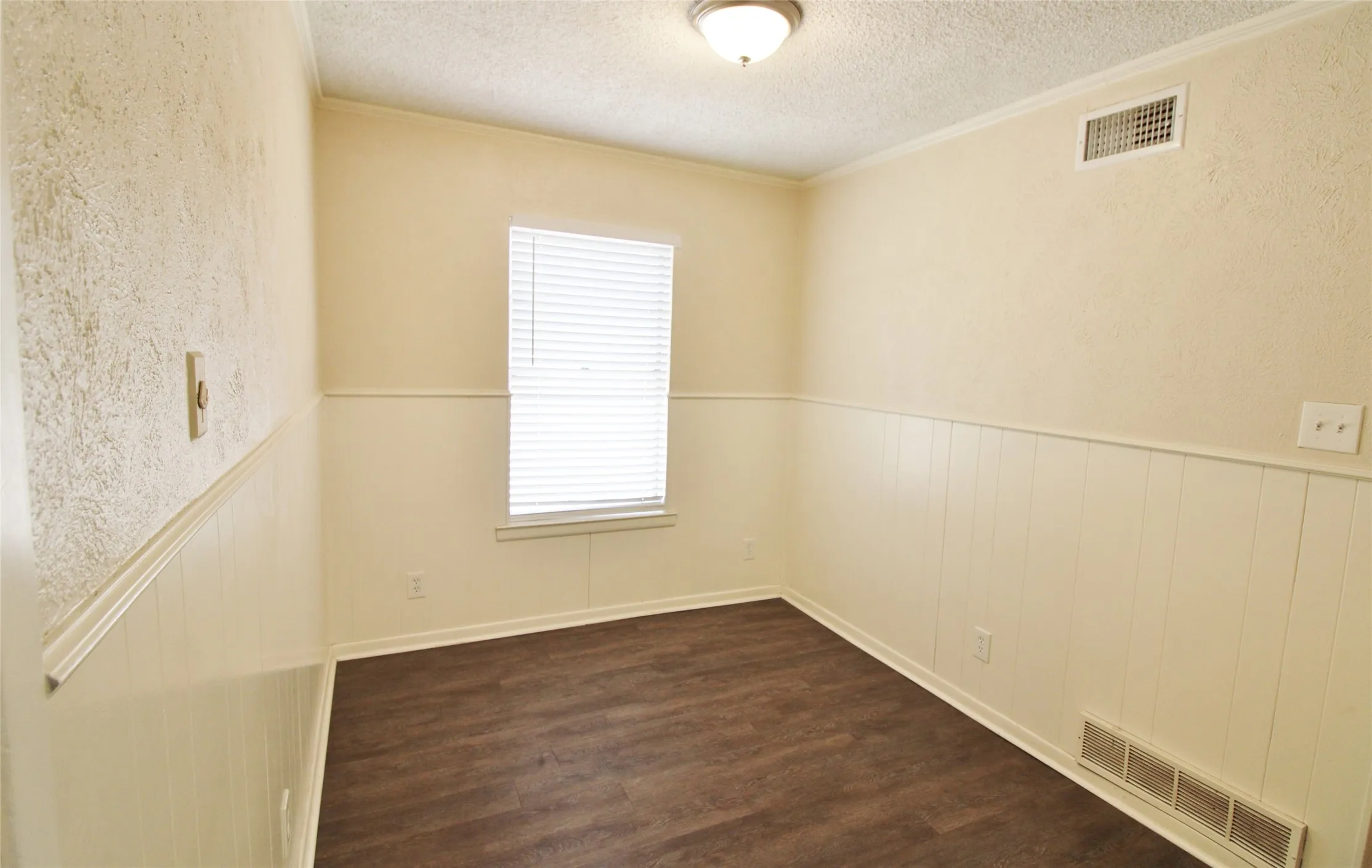 Single Family Residence For Rent in Dallas County , 900 Valley Ridge Drive, De Soto, Texas 75115, 4 Bedroom, 3 Bathroom, 2 Garage spaces, 2,190 Sqft, built in 1963, mls#21344770, Real Estate Agent in De Soto, Homes For Rent in Dallas county, Homes For Rent in De Soto, Realtor in De Soto Texas, Real Estate Brokerage Independent Realty Texas, Luminita Cordes Realtor