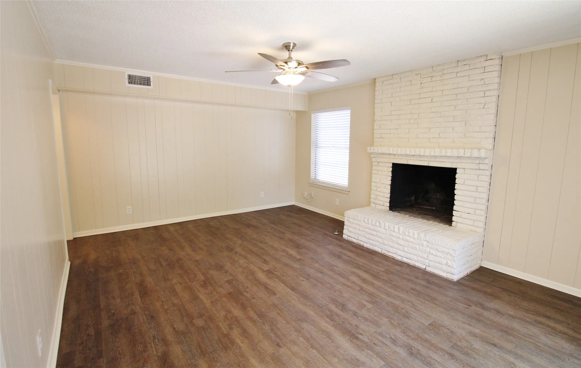 Single Family Residence For Rent in Dallas County , 900 Valley Ridge Drive, De Soto, Texas 75115, 4 Bedroom, 3 Bathroom, 2 Garage spaces, 2,190 Sqft, built in 1963, mls#21344770, Real Estate Agent in De Soto, Homes For Rent in Dallas county, Homes For Rent in De Soto, Realtor in De Soto Texas, Real Estate Brokerage Independent Realty Texas, Luminita Cordes Realtor