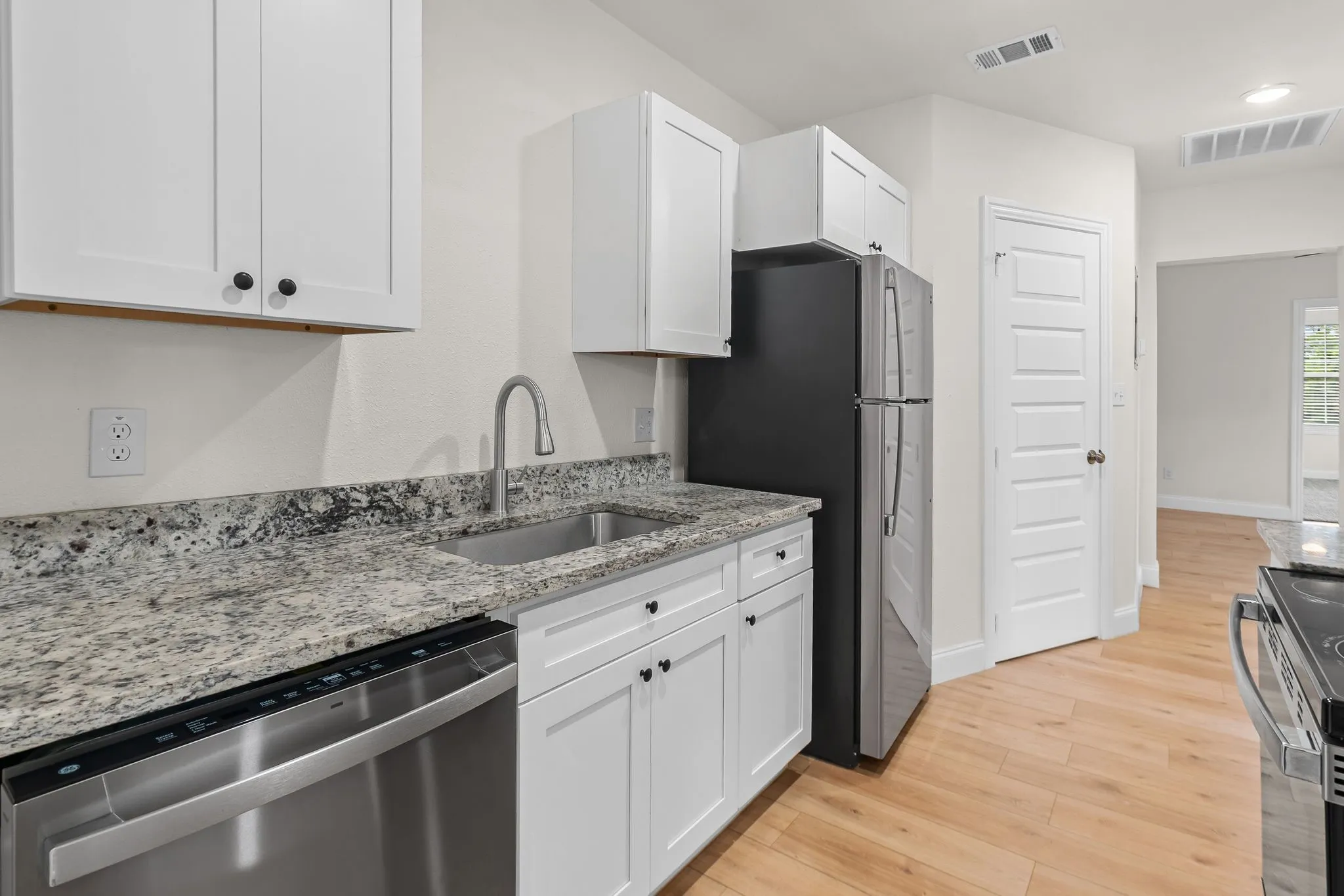 Apartment For Rent in Hunt County , 2005 Wesley Street 3, Greenville, Texas 75401, 2 Bedroom, 1 Bathroom, Garage spaces, 1,056 Sqft, built in 1950, mls#21344775, Real Estate Agent in Greenville, Homes For Rent in Hunt county, Homes For Rent in Greenville, Realtor in Greenville Texas, Real Estate Brokerage Independent Realty Texas, Luminita Cordes Realtor