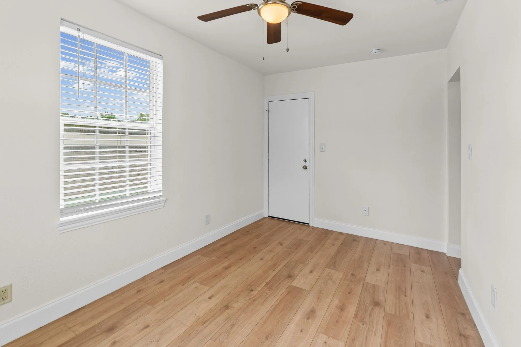 Apartment For Rent in Hunt County , 2005 Wesley Street 3, Greenville, Texas 75401, 2 Bedroom, 1 Bathroom, Garage spaces, 1,056 Sqft, built in 1950, mls#21344775, Real Estate Agent in Greenville, Homes For Rent in Hunt county, Homes For Rent in Greenville, Realtor in Greenville Texas, Real Estate Brokerage Independent Realty Texas, Luminita Cordes Realtor