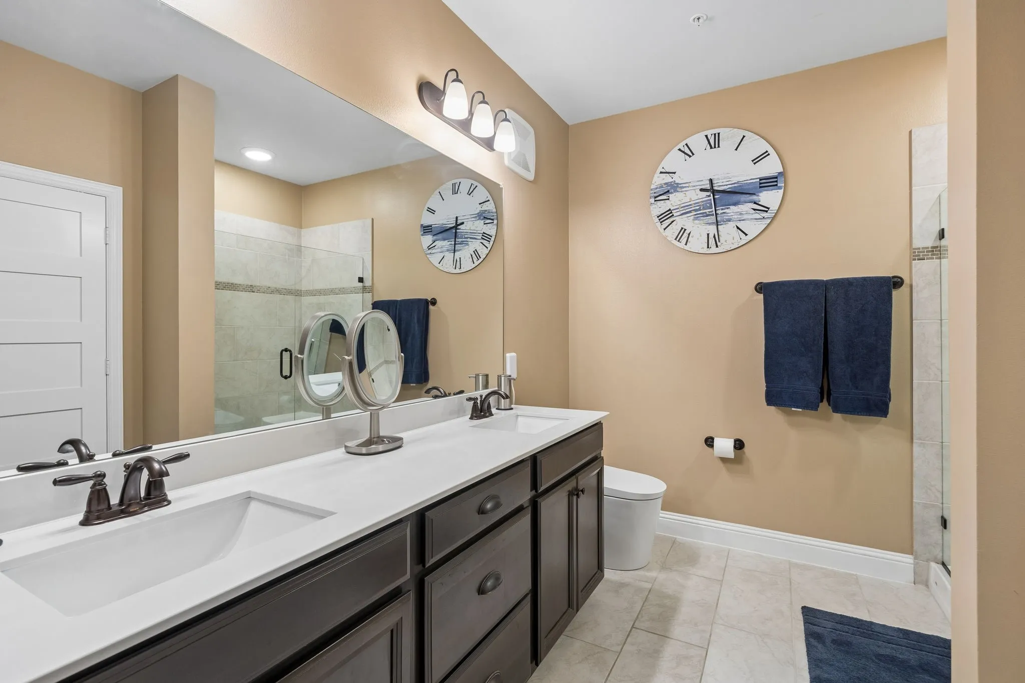 Primary bath with 2 sinks and upgrade toilet