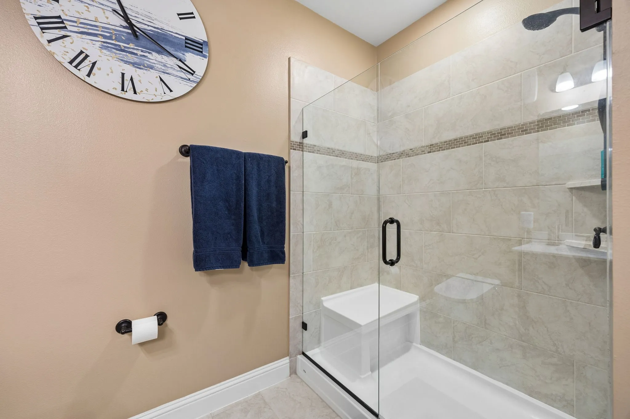 Frameless shower