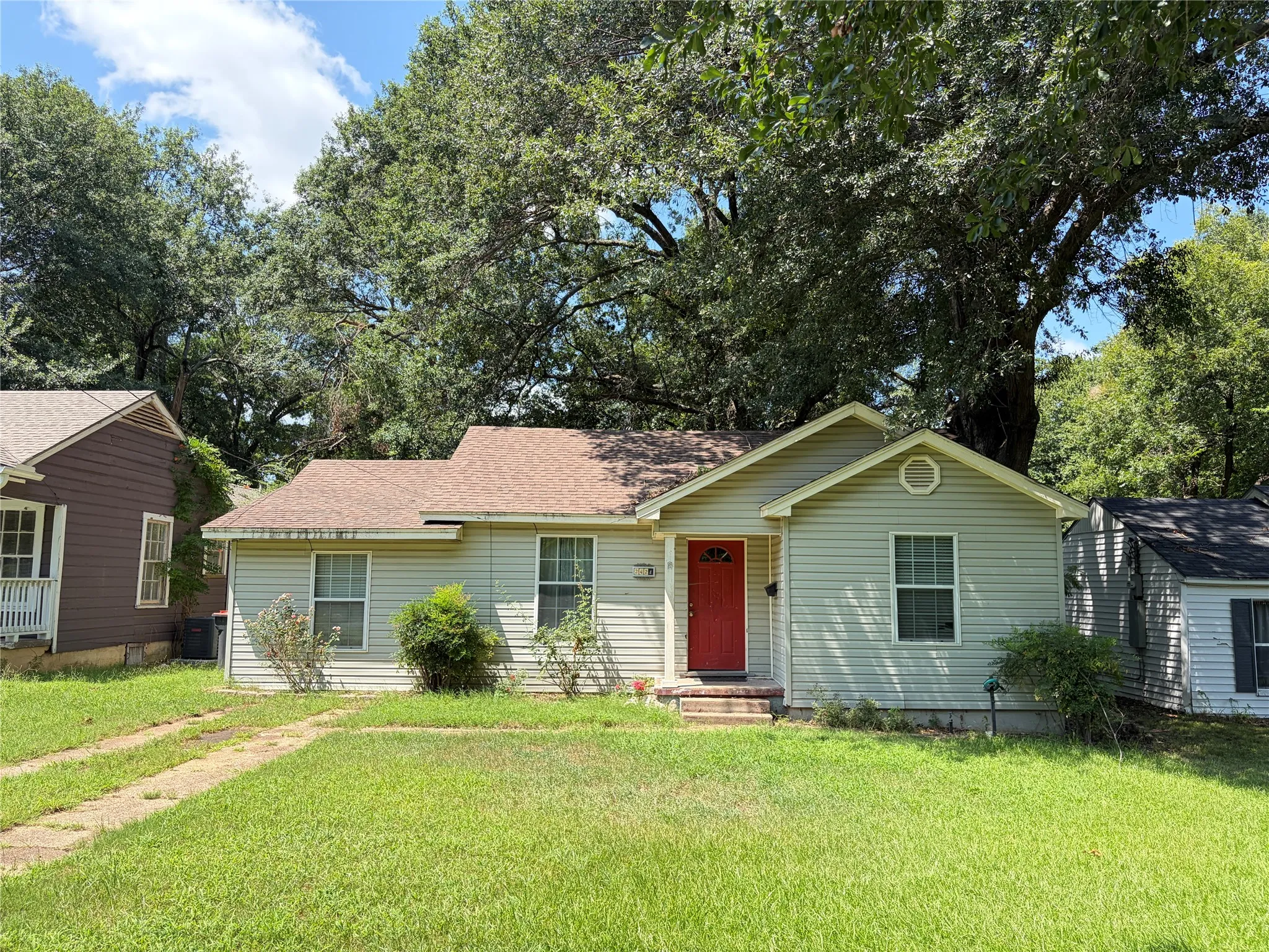 Single Family Residence For Sale in Lamar County , 2423 Simpson Street, Paris, Texas 75460, 3 Bedroom, 2 Bathroom, Garage spaces, 1,164 Sqft, built in 1984, mls#21344797, Real Estate Agent in Paris, Homes For Sale in Lamar county, Homes For Sale in Paris, Realtor in Paris Texas, Real Estate Brokerage Independent Realty Texas, Luminita Cordes Realtor