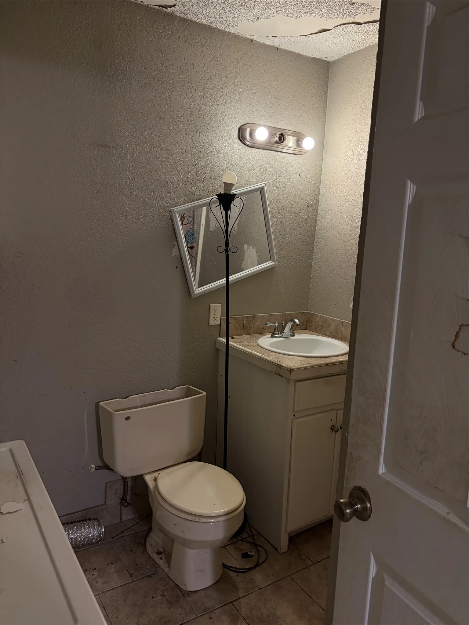 Image quality insufficient for description