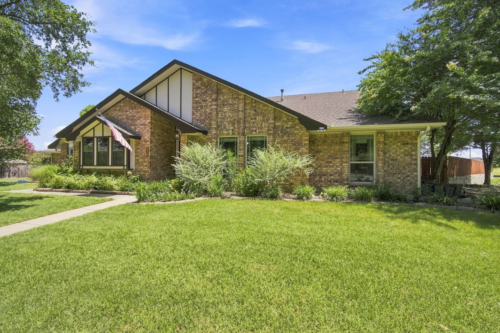 Single Family Residence For Sale in Ellis County , 210 Rock Springs Court, Waxahachie, Texas 75165, 4 Bedroom, 3 Bathroom, 2 Garage spaces, 2,917 Sqft, built in 1983, mls#21344663, Real Estate Agent in Waxahachie, Homes For Sale in Ellis county, Homes For Sale in Waxahachie, Realtor in Waxahachie Texas, Real Estate Brokerage Independent Realty Texas, Luminita Cordes Realtor