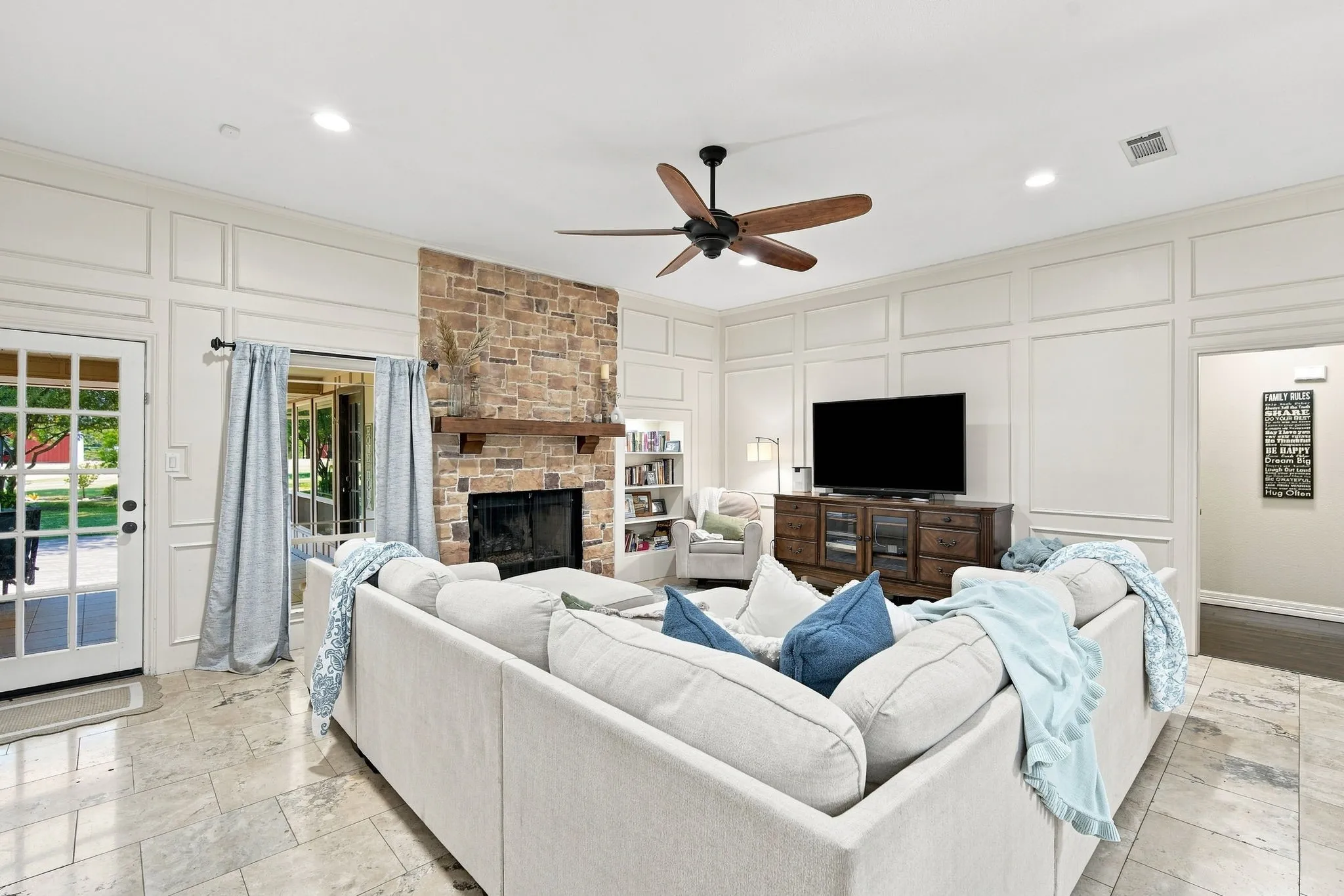 Single Family Residence For Sale in Ellis County , 210 Rock Springs Court, Waxahachie, Texas 75165, 4 Bedroom, 3 Bathroom, 2 Garage spaces, 2,917 Sqft, built in 1983, mls#21344663, Real Estate Agent in Waxahachie, Homes For Sale in Ellis county, Homes For Sale in Waxahachie, Realtor in Waxahachie Texas, Real Estate Brokerage Independent Realty Texas, Luminita Cordes Realtor