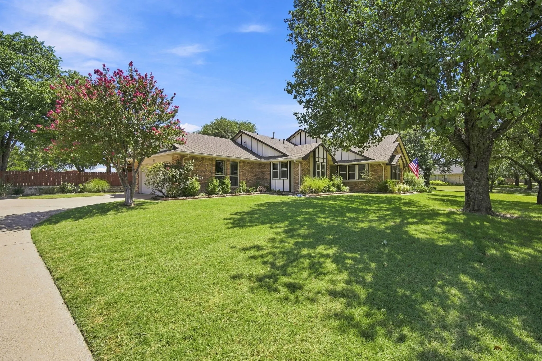 Single Family Residence For Sale in Ellis County , 210 Rock Springs Court, Waxahachie, Texas 75165, 4 Bedroom, 3 Bathroom, 2 Garage spaces, 2,917 Sqft, built in 1983, mls#21344663, Real Estate Agent in Waxahachie, Homes For Sale in Ellis county, Homes For Sale in Waxahachie, Realtor in Waxahachie Texas, Real Estate Brokerage Independent Realty Texas, Luminita Cordes Realtor
