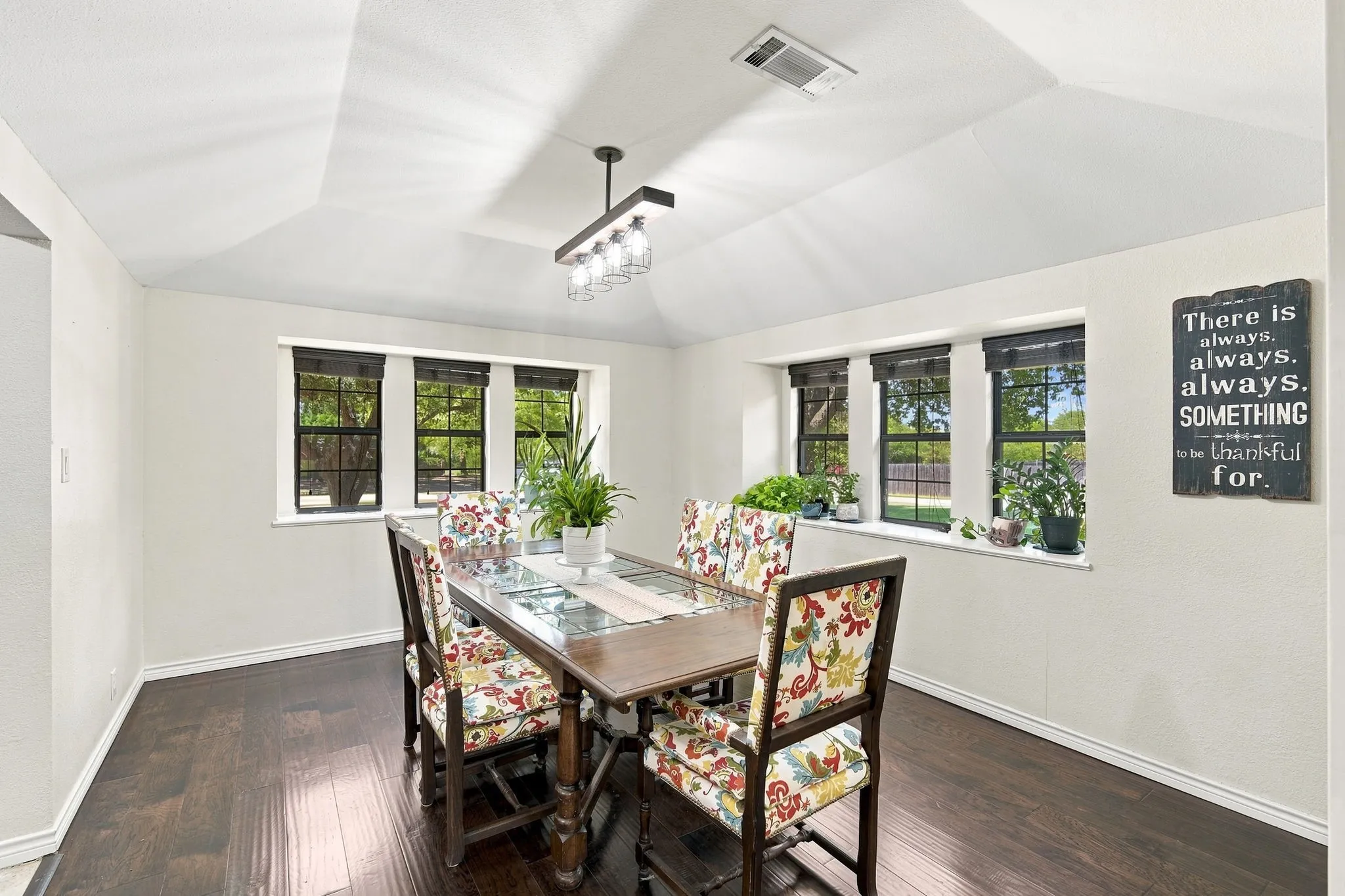 Single Family Residence For Sale in Ellis County , 210 Rock Springs Court, Waxahachie, Texas 75165, 4 Bedroom, 3 Bathroom, 2 Garage spaces, 2,917 Sqft, built in 1983, mls#21344663, Real Estate Agent in Waxahachie, Homes For Sale in Ellis county, Homes For Sale in Waxahachie, Realtor in Waxahachie Texas, Real Estate Brokerage Independent Realty Texas, Luminita Cordes Realtor