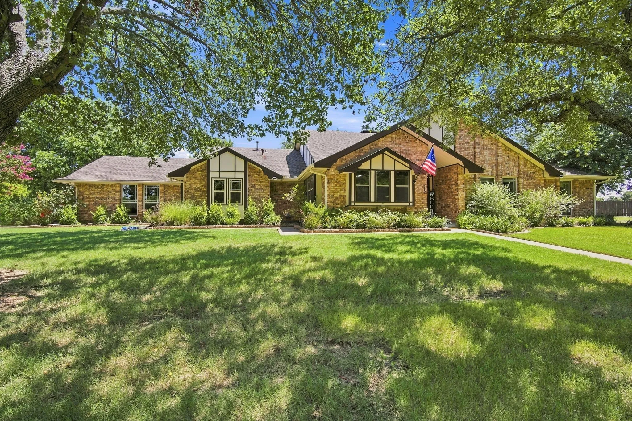Single Family Residence For Sale in Ellis County , 210 Rock Springs Court, Waxahachie, Texas 75165, 4 Bedroom, 3 Bathroom, 2 Garage spaces, 2,917 Sqft, built in 1983, mls#21344663, Real Estate Agent in Waxahachie, Homes For Sale in Ellis county, Homes For Sale in Waxahachie, Realtor in Waxahachie Texas, Real Estate Brokerage Independent Realty Texas, Luminita Cordes Realtor
