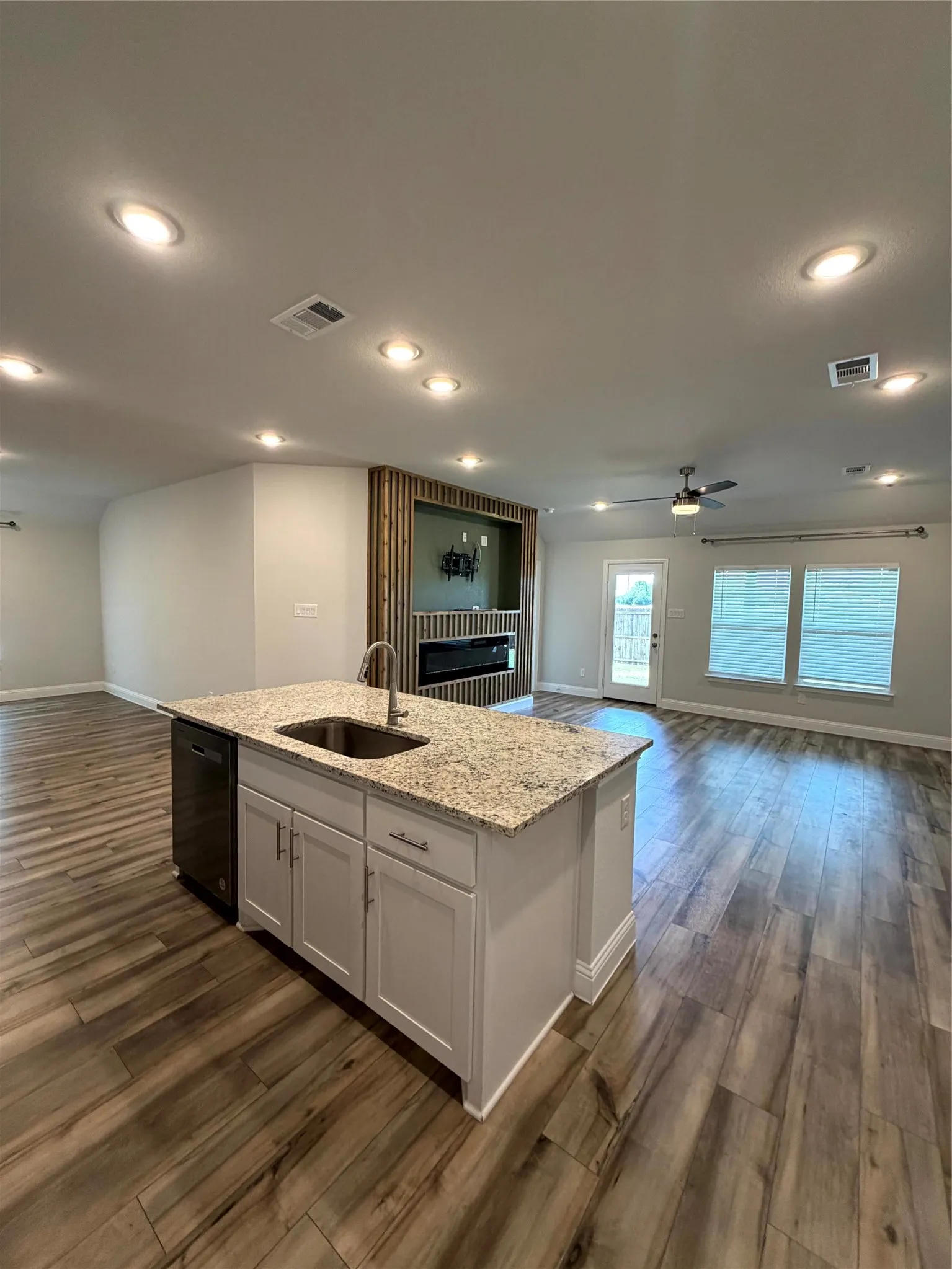 Single Family Residence For Rent in Rockwall County , 252 Fire Rock Drive, Royse City, Texas 75189, 4 Bedroom, 2 Bathroom, 2 Garage spaces, 1,906 Sqft, built in 2023, mls#21344804, Real Estate Agent in Royse City, Homes For Rent in Rockwall county, Homes For Rent in Royse City, Realtor in Royse City Texas, Real Estate Brokerage Independent Realty Texas, Luminita Cordes Realtor