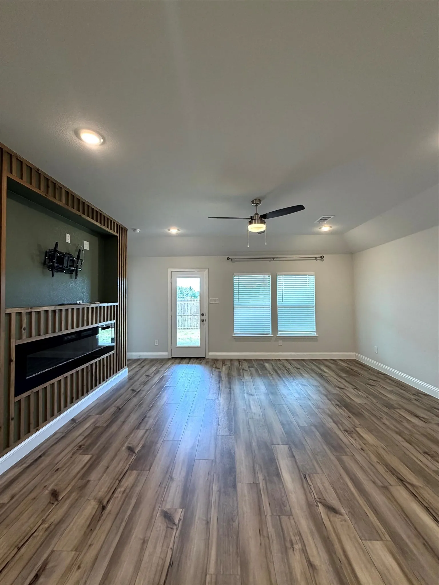 Single Family Residence For Rent in Rockwall County , 252 Fire Rock Drive, Royse City, Texas 75189, 4 Bedroom, 2 Bathroom, 2 Garage spaces, 1,906 Sqft, built in 2023, mls#21344804, Real Estate Agent in Royse City, Homes For Rent in Rockwall county, Homes For Rent in Royse City, Realtor in Royse City Texas, Real Estate Brokerage Independent Realty Texas, Luminita Cordes Realtor