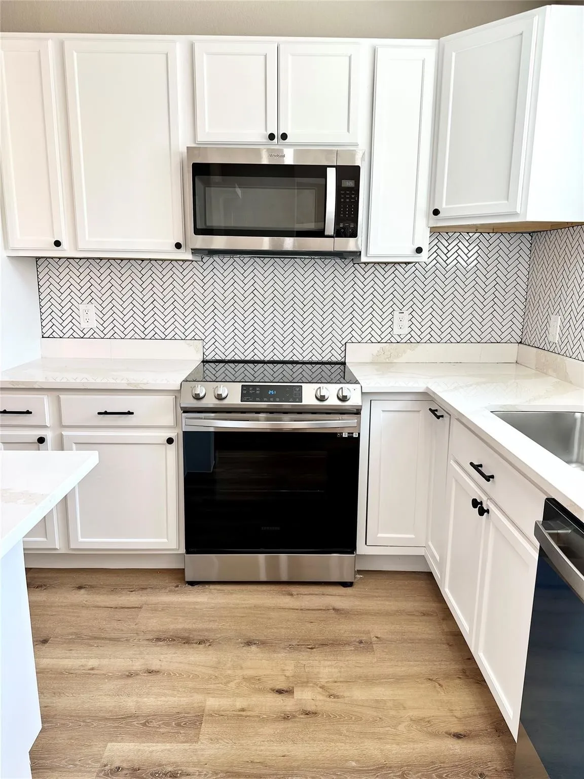 5 Range electric oven & microwave​​‌​​​​‌​​‌‌​‌‌​​​‌‌​‌​‌​‌​​​‌​​ included.