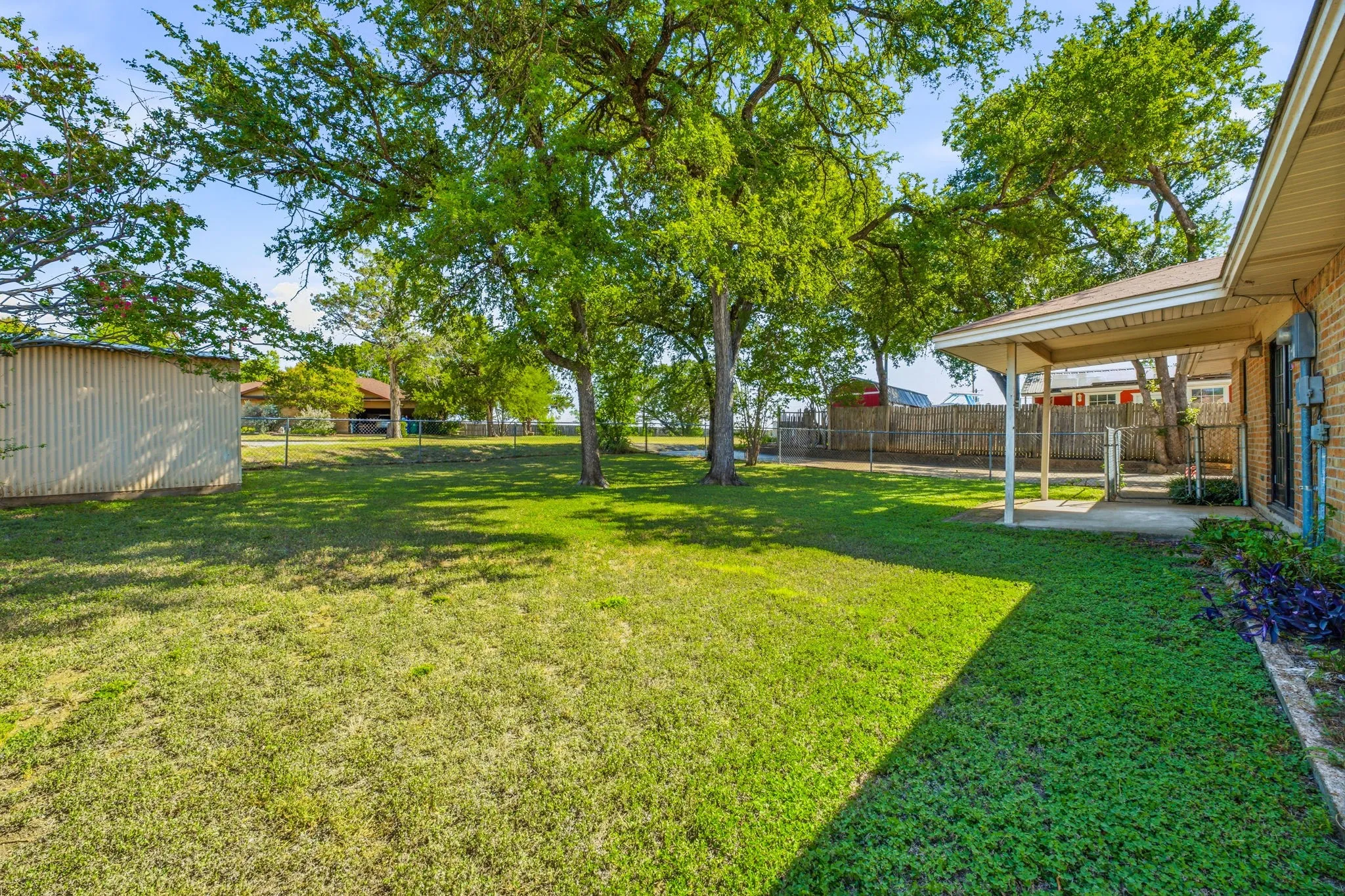Single Family Residence For Sale in Hood County , 904 Spanish Trail Drive, Granbury, Texas 76048, 2 Bedroom, 2 Bathroom, 2 Garage spaces, 1,215 Sqft, built in 1982, mls#21344756, Real Estate Agent in Granbury, Homes For Sale in Hood county, Homes For Sale in Granbury, Realtor in Granbury Texas, Real Estate Brokerage Independent Realty Texas, Luminita Cordes Realtor