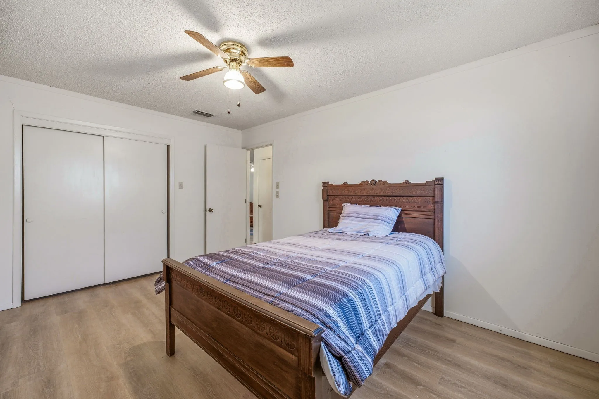 Single Family Residence For Sale in Hood County , 904 Spanish Trail Drive, Granbury, Texas 76048, 2 Bedroom, 2 Bathroom, 2 Garage spaces, 1,215 Sqft, built in 1982, mls#21344756, Real Estate Agent in Granbury, Homes For Sale in Hood county, Homes For Sale in Granbury, Realtor in Granbury Texas, Real Estate Brokerage Independent Realty Texas, Luminita Cordes Realtor