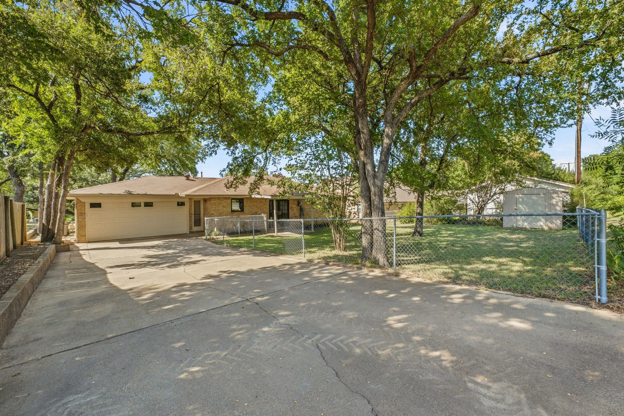 Single Family Residence For Sale in Hood County , 904 Spanish Trail Drive, Granbury, Texas 76048, 2 Bedroom, 2 Bathroom, 2 Garage spaces, 1,215 Sqft, built in 1982, mls#21344756, Real Estate Agent in Granbury, Homes For Sale in Hood county, Homes For Sale in Granbury, Realtor in Granbury Texas, Real Estate Brokerage Independent Realty Texas, Luminita Cordes Realtor