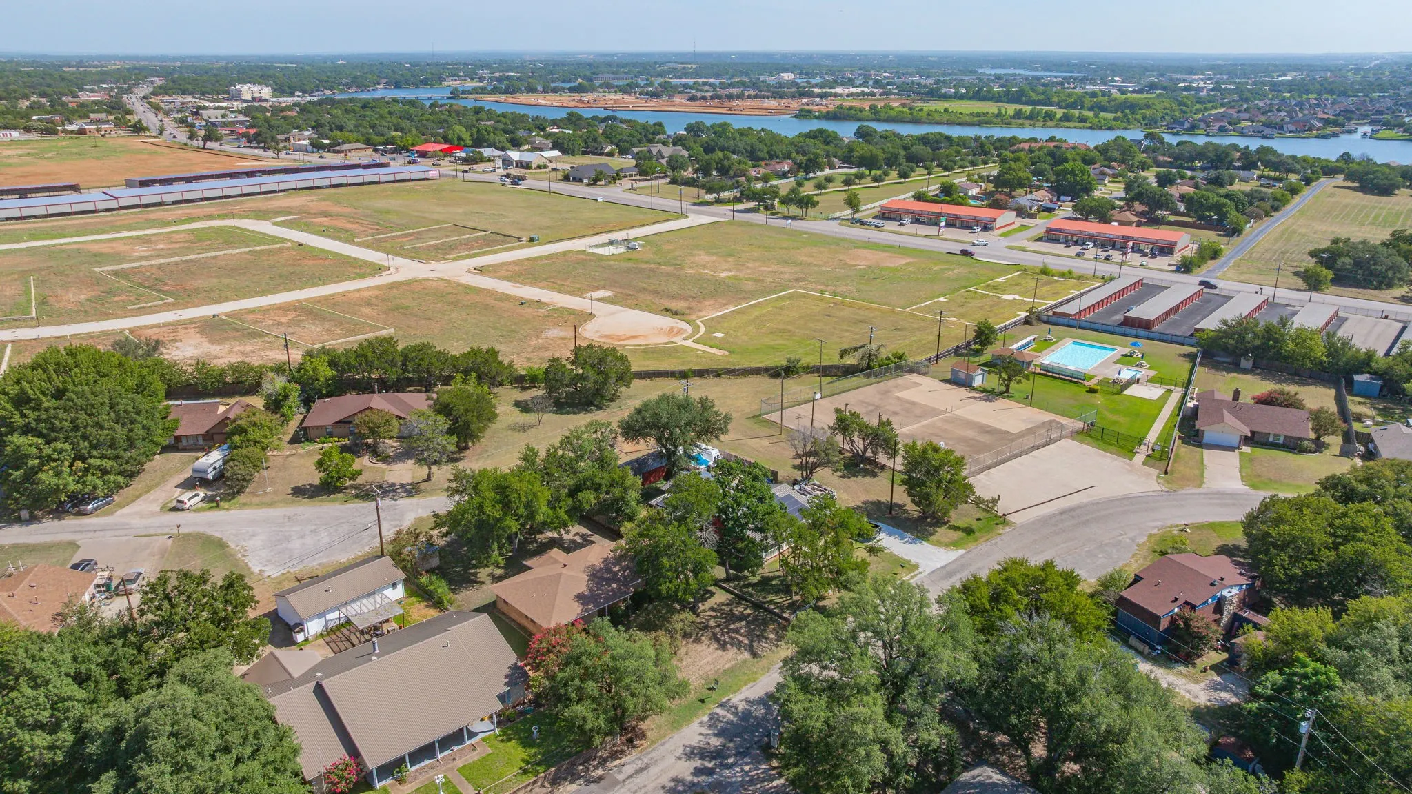 Single Family Residence For Sale in Hood County , 904 Spanish Trail Drive, Granbury, Texas 76048, 2 Bedroom, 2 Bathroom, 2 Garage spaces, 1,215 Sqft, built in 1982, mls#21344756, Real Estate Agent in Granbury, Homes For Sale in Hood county, Homes For Sale in Granbury, Realtor in Granbury Texas, Real Estate Brokerage Independent Realty Texas, Luminita Cordes Realtor