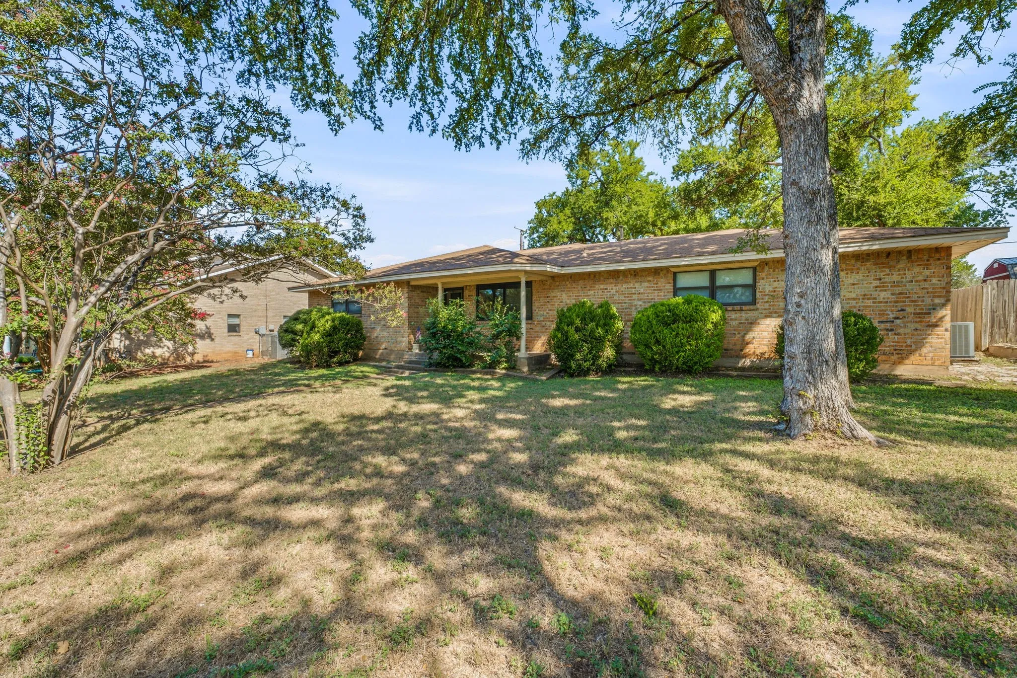 Single Family Residence For Sale in Hood County , 904 Spanish Trail Drive, Granbury, Texas 76048, 2 Bedroom, 2 Bathroom, 2 Garage spaces, 1,215 Sqft, built in 1982, mls#21344756, Real Estate Agent in Granbury, Homes For Sale in Hood county, Homes For Sale in Granbury, Realtor in Granbury Texas, Real Estate Brokerage Independent Realty Texas, Luminita Cordes Realtor
