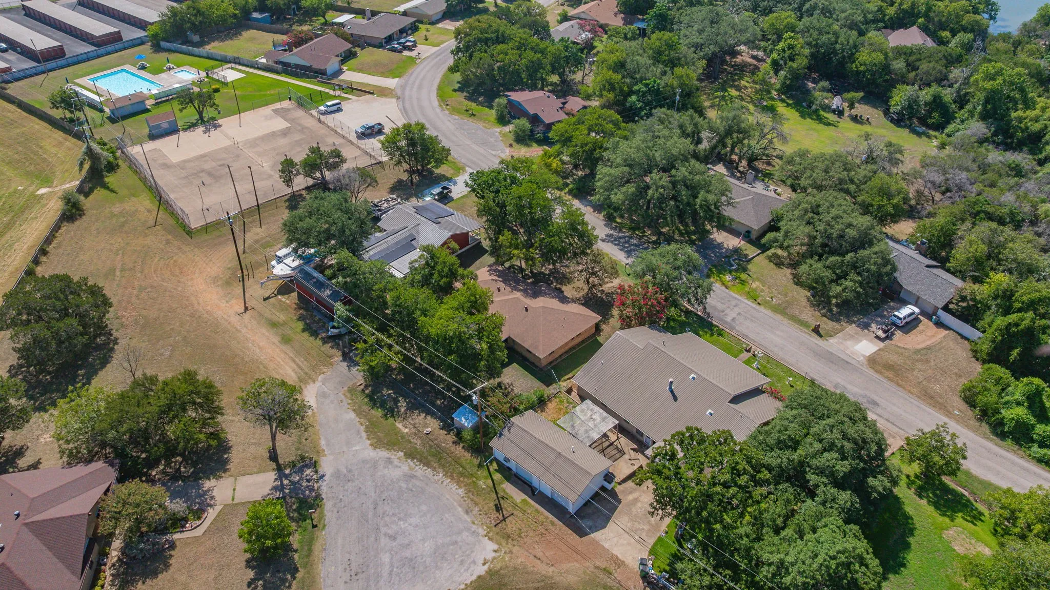 Single Family Residence For Sale in Hood County , 904 Spanish Trail Drive, Granbury, Texas 76048, 2 Bedroom, 2 Bathroom, 2 Garage spaces, 1,215 Sqft, built in 1982, mls#21344756, Real Estate Agent in Granbury, Homes For Sale in Hood county, Homes For Sale in Granbury, Realtor in Granbury Texas, Real Estate Brokerage Independent Realty Texas, Luminita Cordes Realtor