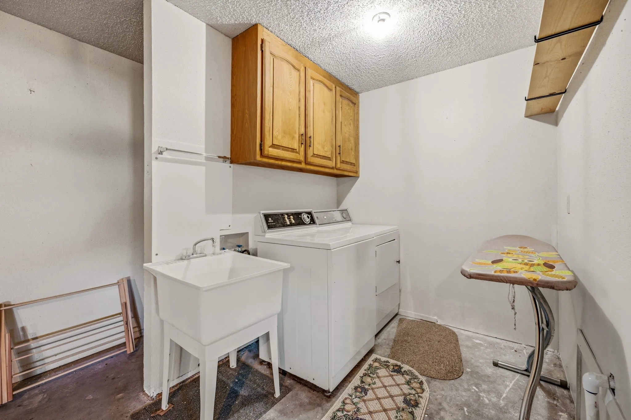 Single Family Residence For Sale in Hood County , 904 Spanish Trail Drive, Granbury, Texas 76048, 2 Bedroom, 2 Bathroom, 2 Garage spaces, 1,215 Sqft, built in 1982, mls#21344756, Real Estate Agent in Granbury, Homes For Sale in Hood county, Homes For Sale in Granbury, Realtor in Granbury Texas, Real Estate Brokerage Independent Realty Texas, Luminita Cordes Realtor