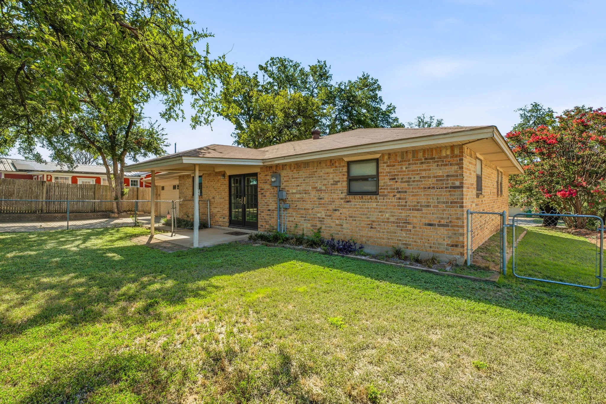 Single Family Residence For Sale in Hood County , 904 Spanish Trail Drive, Granbury, Texas 76048, 2 Bedroom, 2 Bathroom, 2 Garage spaces, 1,215 Sqft, built in 1982, mls#21344756, Real Estate Agent in Granbury, Homes For Sale in Hood county, Homes For Sale in Granbury, Realtor in Granbury Texas, Real Estate Brokerage Independent Realty Texas, Luminita Cordes Realtor