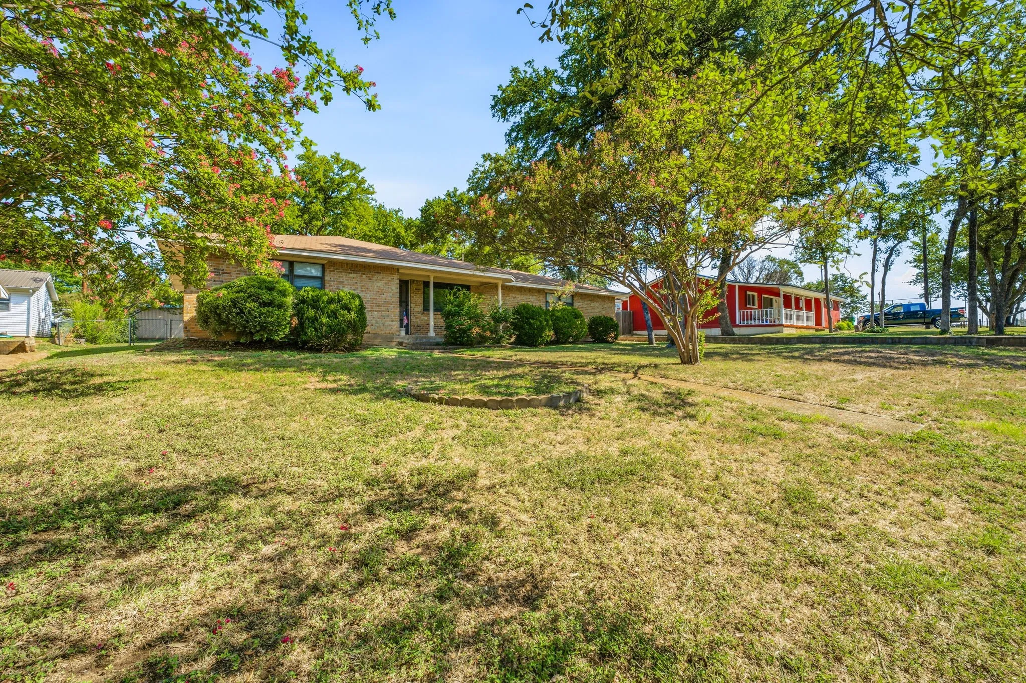 Single Family Residence For Sale in Hood County , 904 Spanish Trail Drive, Granbury, Texas 76048, 2 Bedroom, 2 Bathroom, 2 Garage spaces, 1,215 Sqft, built in 1982, mls#21344756, Real Estate Agent in Granbury, Homes For Sale in Hood county, Homes For Sale in Granbury, Realtor in Granbury Texas, Real Estate Brokerage Independent Realty Texas, Luminita Cordes Realtor