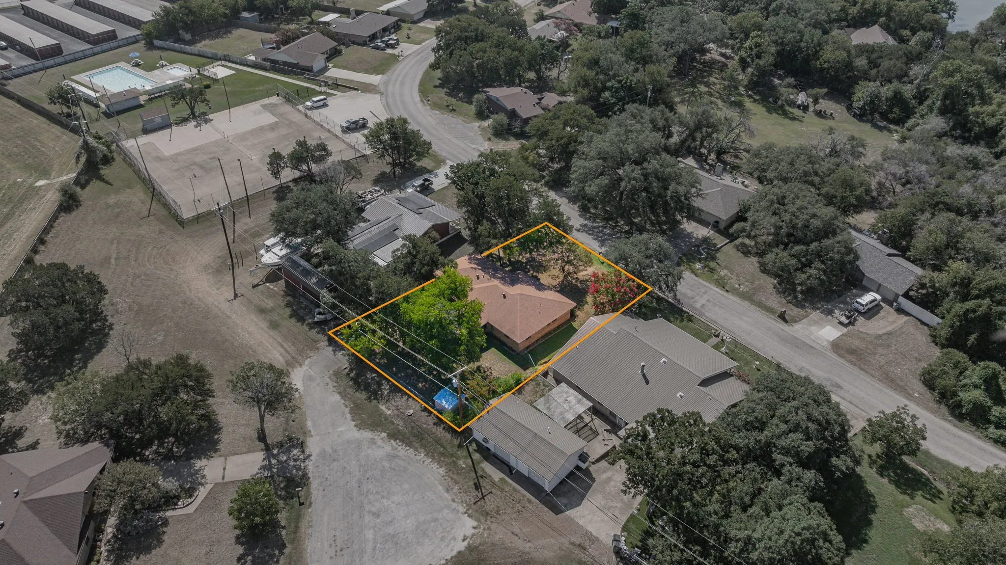 Single Family Residence For Sale in Hood County , 904 Spanish Trail Drive, Granbury, Texas 76048, 2 Bedroom, 2 Bathroom, 2 Garage spaces, 1,215 Sqft, built in 1982, mls#21344756, Real Estate Agent in Granbury, Homes For Sale in Hood county, Homes For Sale in Granbury, Realtor in Granbury Texas, Real Estate Brokerage Independent Realty Texas, Luminita Cordes Realtor