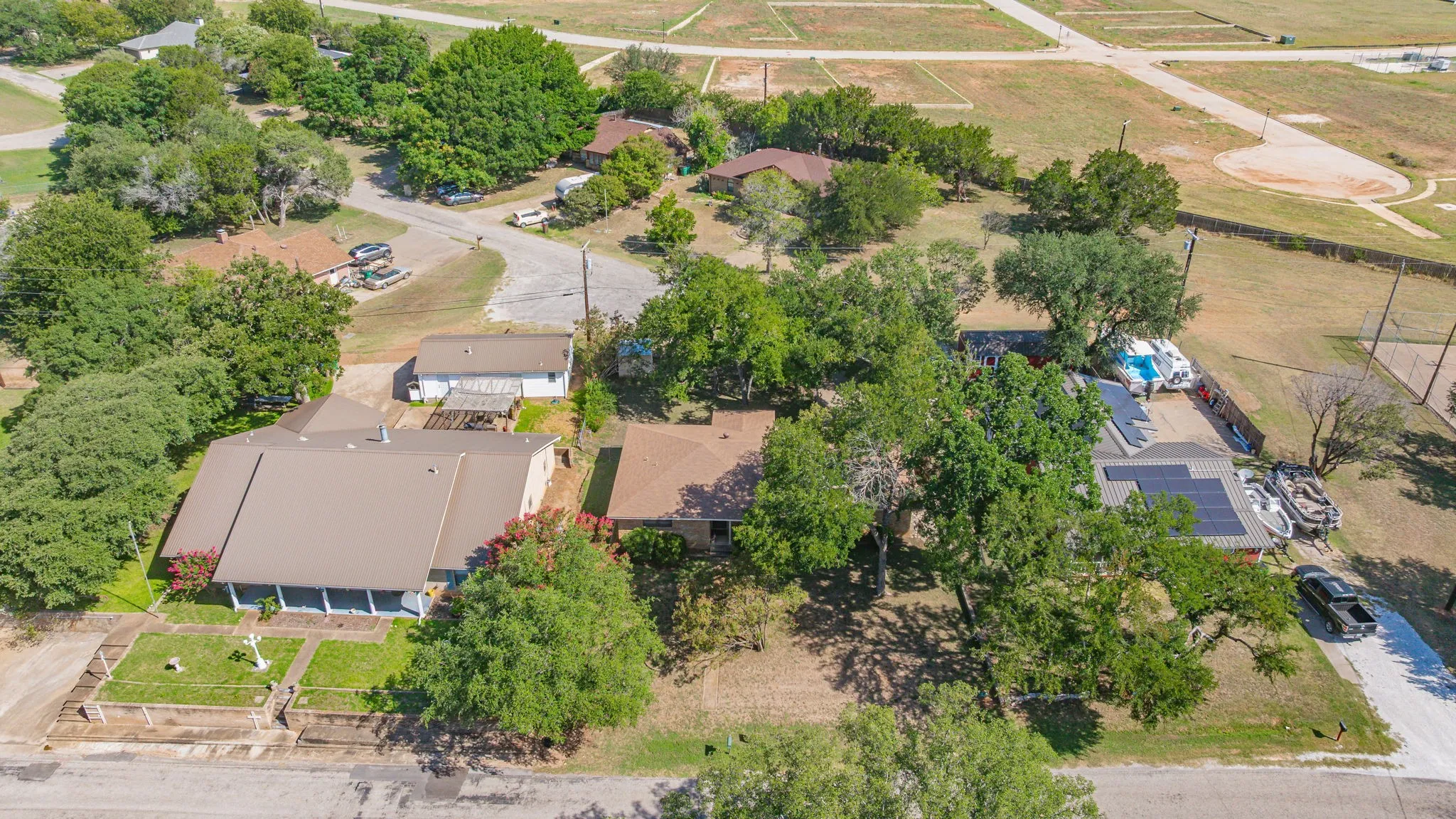 Single Family Residence For Sale in Hood County , 904 Spanish Trail Drive, Granbury, Texas 76048, 2 Bedroom, 2 Bathroom, 2 Garage spaces, 1,215 Sqft, built in 1982, mls#21344756, Real Estate Agent in Granbury, Homes For Sale in Hood county, Homes For Sale in Granbury, Realtor in Granbury Texas, Real Estate Brokerage Independent Realty Texas, Luminita Cordes Realtor