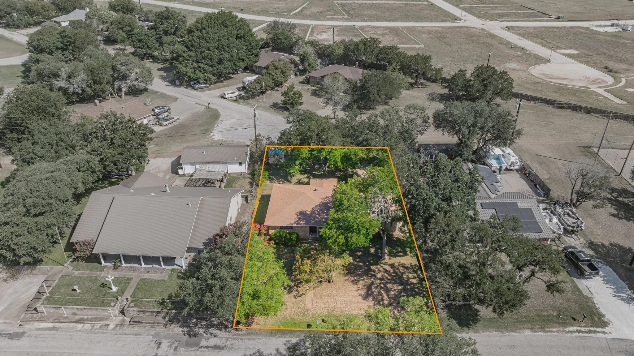 Single Family Residence For Sale in Hood County , 904 Spanish Trail Drive, Granbury, Texas 76048, 2 Bedroom, 2 Bathroom, 2 Garage spaces, 1,215 Sqft, built in 1982, mls#21344756, Real Estate Agent in Granbury, Homes For Sale in Hood county, Homes For Sale in Granbury, Realtor in Granbury Texas, Real Estate Brokerage Independent Realty Texas, Luminita Cordes Realtor