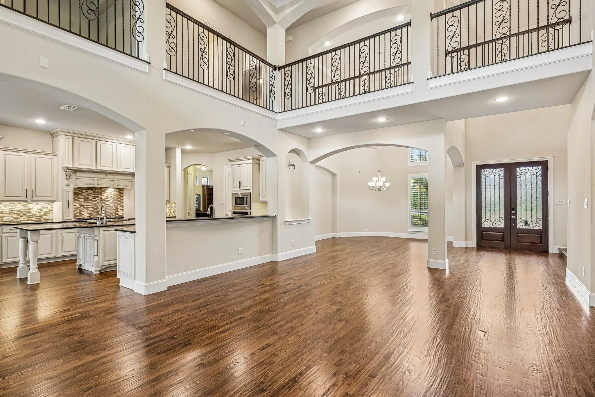 Open living room and kitchen w tons of natural light