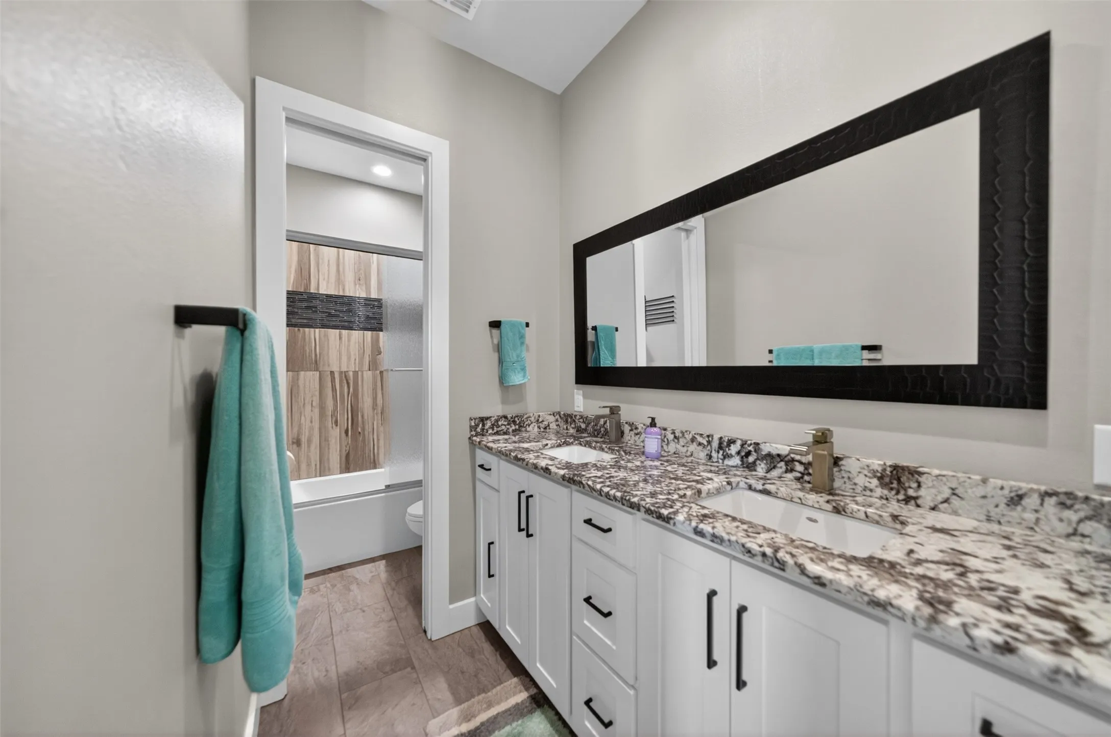 Single Family Residence For Sale in Smith County , 10255 County Road 137, Flint, Texas 75762, 3 Bedrooms, 4 Bathrooms, 2 Garage spaces, 2,880 Sqft, built in 2019, Price $1,790,000, mls#21344683, Real Estate Agent in Flint, Homes For Sale in Smith county, Homes For Sale in Flint, Realtor in Flint Texas, Real Estate Brokerage Independent Realty Texas, Luminita Cordes Realtor