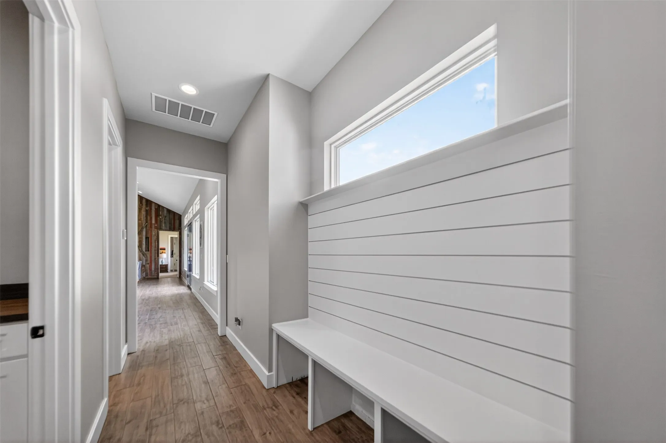 Single Family Residence For Sale in Smith County , 10255 County Road 137, Flint, Texas 75762, 3 Bedrooms, 4 Bathrooms, 2 Garage spaces, 2,880 Sqft, built in 2019, Price $1,790,000, mls#21344683, Real Estate Agent in Flint, Homes For Sale in Smith county, Homes For Sale in Flint, Realtor in Flint Texas, Real Estate Brokerage Independent Realty Texas, Luminita Cordes Realtor