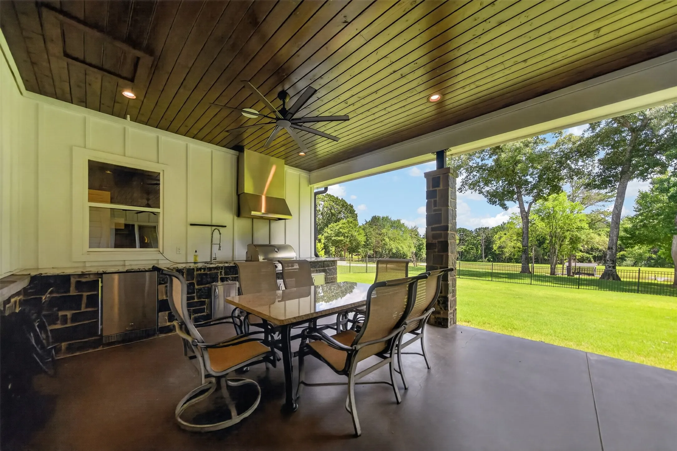 Single Family Residence For Sale in Smith County , 10255 County Road 137, Flint, Texas 75762, 3 Bedrooms, 4 Bathrooms, 2 Garage spaces, 2,880 Sqft, built in 2019, Price $1,790,000, mls#21344683, Real Estate Agent in Flint, Homes For Sale in Smith county, Homes For Sale in Flint, Realtor in Flint Texas, Real Estate Brokerage Independent Realty Texas, Luminita Cordes Realtor