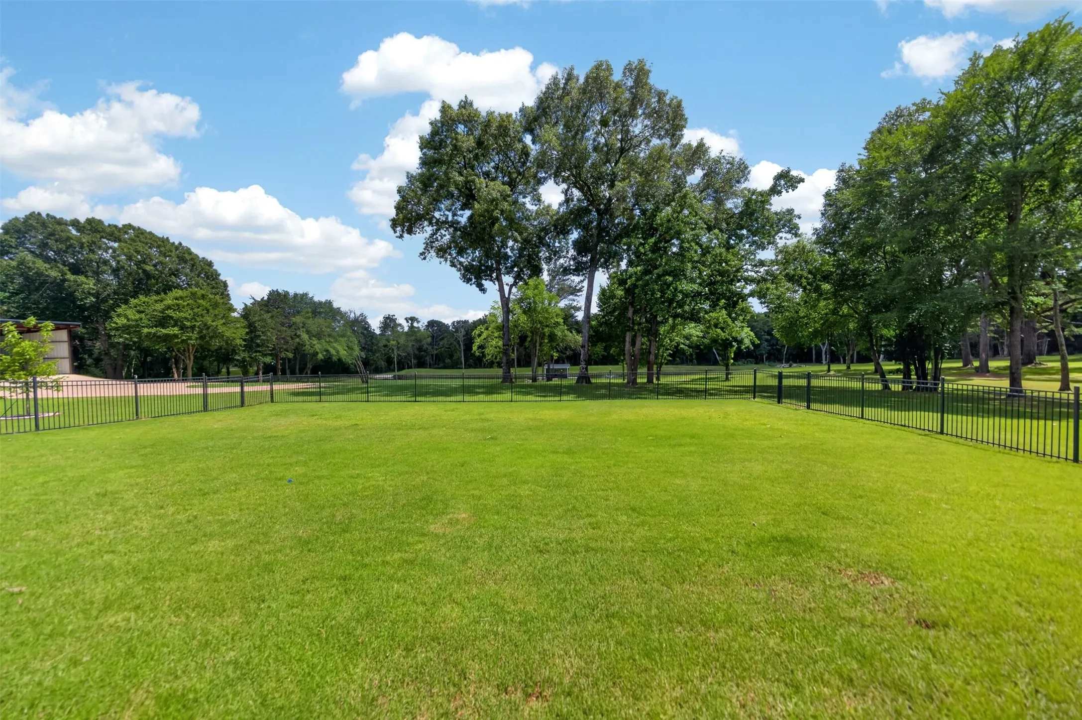 Single Family Residence For Sale in Smith County , 10255 County Road 137, Flint, Texas 75762, 3 Bedrooms, 4 Bathrooms, 2 Garage spaces, 2,880 Sqft, built in 2019, Price $1,790,000, mls#21344683, Real Estate Agent in Flint, Homes For Sale in Smith county, Homes For Sale in Flint, Realtor in Flint Texas, Real Estate Brokerage Independent Realty Texas, Luminita Cordes Realtor
