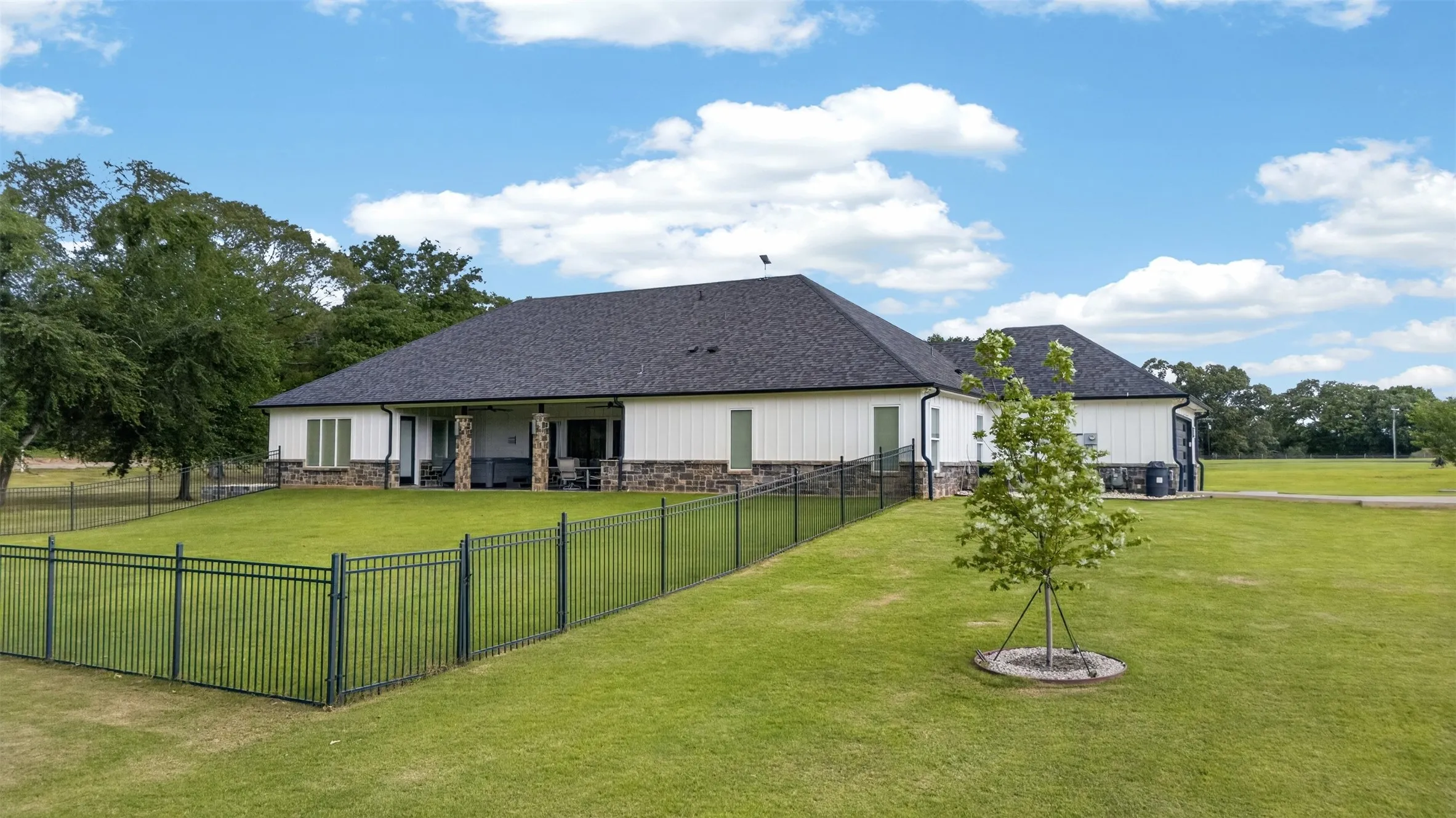Single Family Residence For Sale in Smith County , 10255 County Road 137, Flint, Texas 75762, 3 Bedrooms, 4 Bathrooms, 2 Garage spaces, 2,880 Sqft, built in 2019, Price $1,790,000, mls#21344683, Real Estate Agent in Flint, Homes For Sale in Smith county, Homes For Sale in Flint, Realtor in Flint Texas, Real Estate Brokerage Independent Realty Texas, Luminita Cordes Realtor
