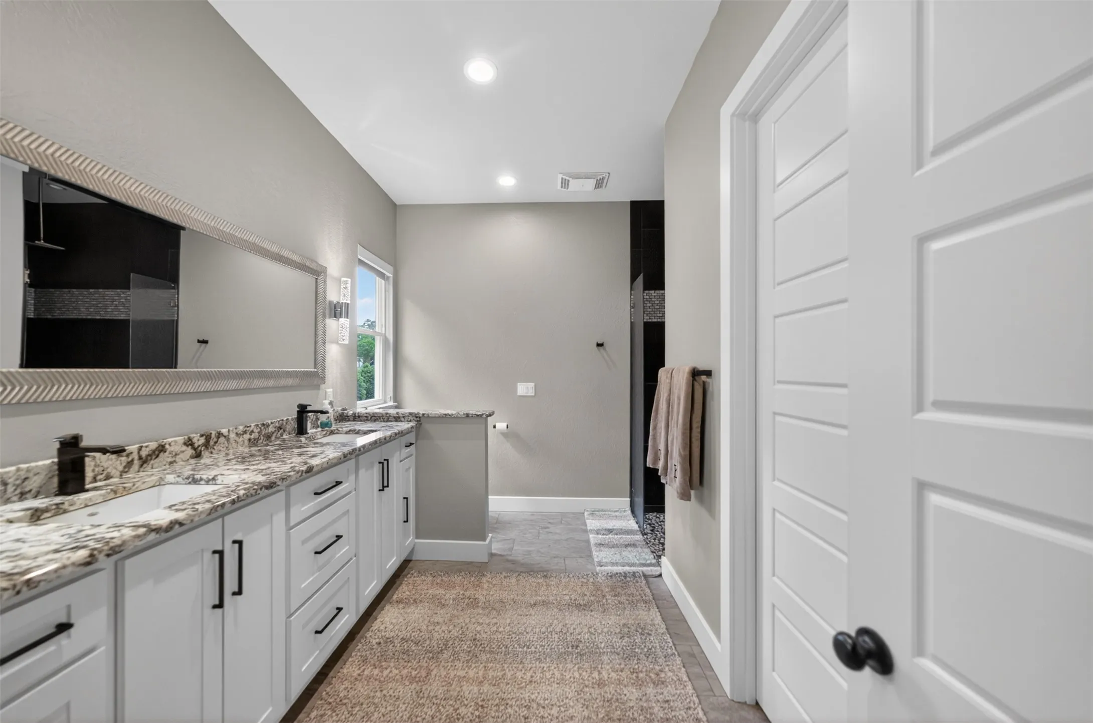 Single Family Residence For Sale in Smith County , 10255 County Road 137, Flint, Texas 75762, 3 Bedrooms, 4 Bathrooms, 2 Garage spaces, 2,880 Sqft, built in 2019, Price $1,790,000, mls#21344683, Real Estate Agent in Flint, Homes For Sale in Smith county, Homes For Sale in Flint, Realtor in Flint Texas, Real Estate Brokerage Independent Realty Texas, Luminita Cordes Realtor
