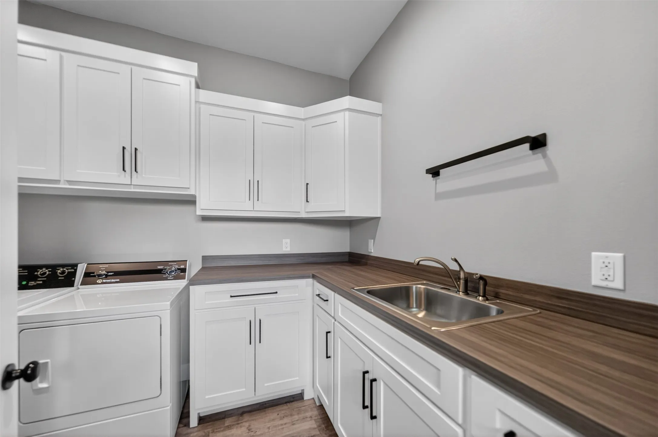 Single Family Residence For Sale in Smith County , 10255 County Road 137, Flint, Texas 75762, 3 Bedrooms, 4 Bathrooms, 2 Garage spaces, 2,880 Sqft, built in 2019, Price $1,790,000, mls#21344683, Real Estate Agent in Flint, Homes For Sale in Smith county, Homes For Sale in Flint, Realtor in Flint Texas, Real Estate Brokerage Independent Realty Texas, Luminita Cordes Realtor