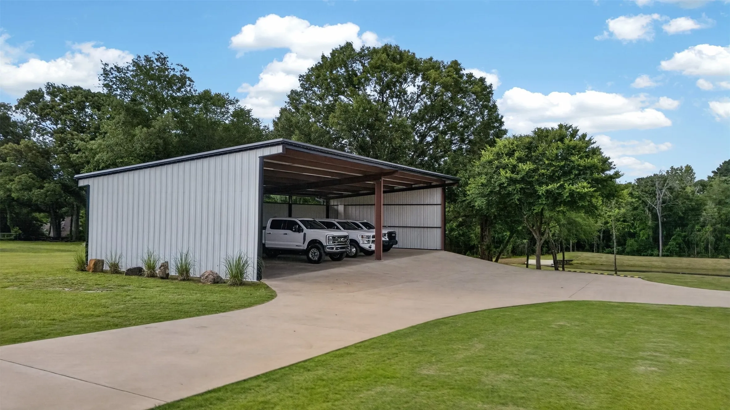 Single Family Residence For Sale in Smith County , 10255 County Road 137, Flint, Texas 75762, 3 Bedrooms, 4 Bathrooms, 2 Garage spaces, 2,880 Sqft, built in 2019, Price $1,790,000, mls#21344683, Real Estate Agent in Flint, Homes For Sale in Smith county, Homes For Sale in Flint, Realtor in Flint Texas, Real Estate Brokerage Independent Realty Texas, Luminita Cordes Realtor