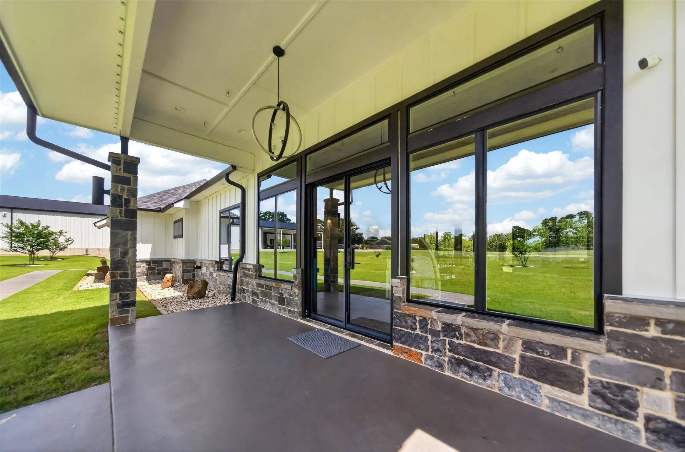 Single Family Residence For Sale in Smith County , 10255 County Road 137, Flint, Texas 75762, 3 Bedrooms, 4 Bathrooms, 2 Garage spaces, 2,880 Sqft, built in 2019, Price $1,790,000, mls#21344683, Real Estate Agent in Flint, Homes For Sale in Smith county, Homes For Sale in Flint, Realtor in Flint Texas, Real Estate Brokerage Independent Realty Texas, Luminita Cordes Realtor