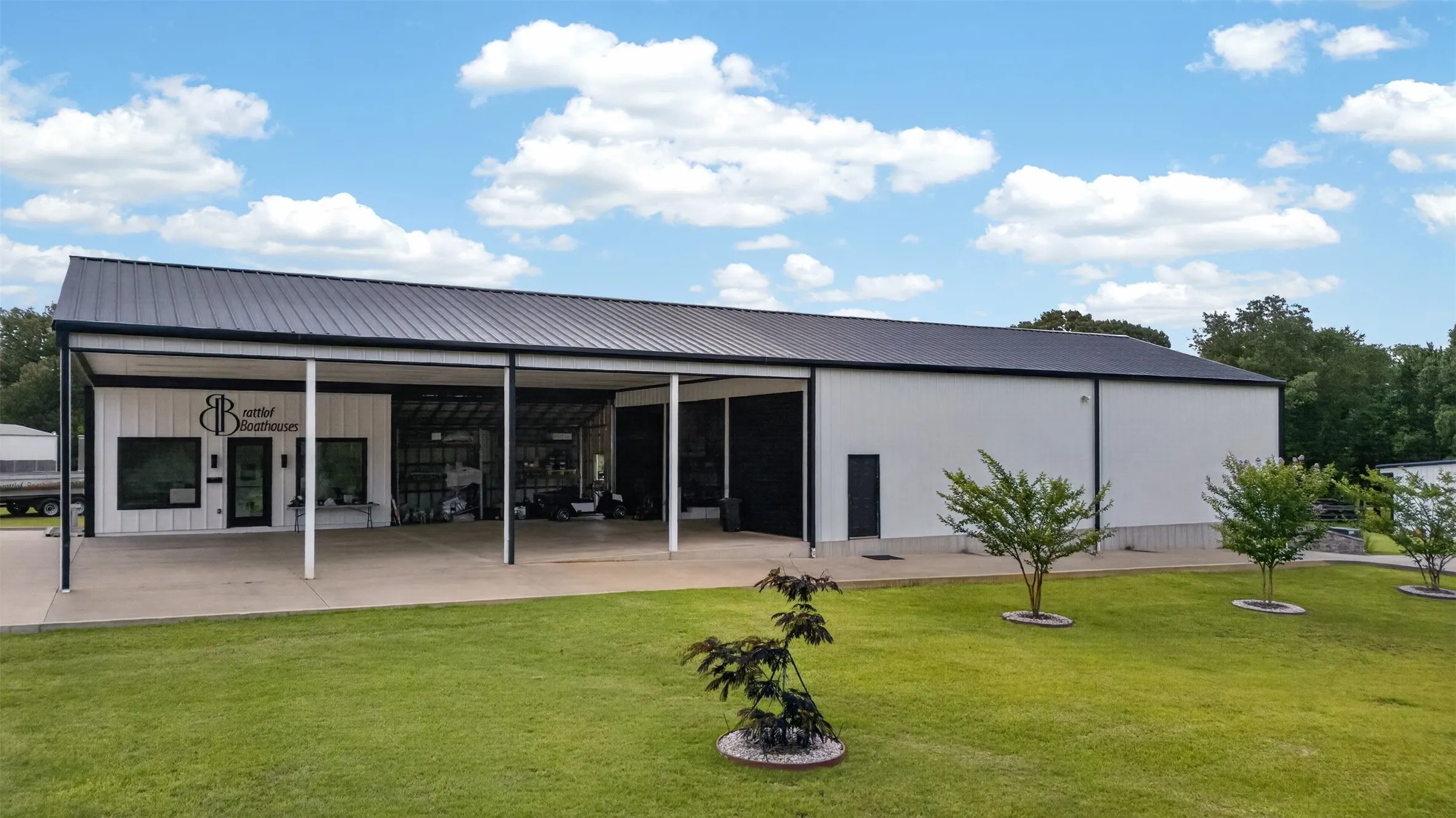 Single Family Residence For Sale in Smith County , 10255 County Road 137, Flint, Texas 75762, 3 Bedrooms, 4 Bathrooms, 2 Garage spaces, 2,880 Sqft, built in 2019, Price $1,790,000, mls#21344683, Real Estate Agent in Flint, Homes For Sale in Smith county, Homes For Sale in Flint, Realtor in Flint Texas, Real Estate Brokerage Independent Realty Texas, Luminita Cordes Realtor
