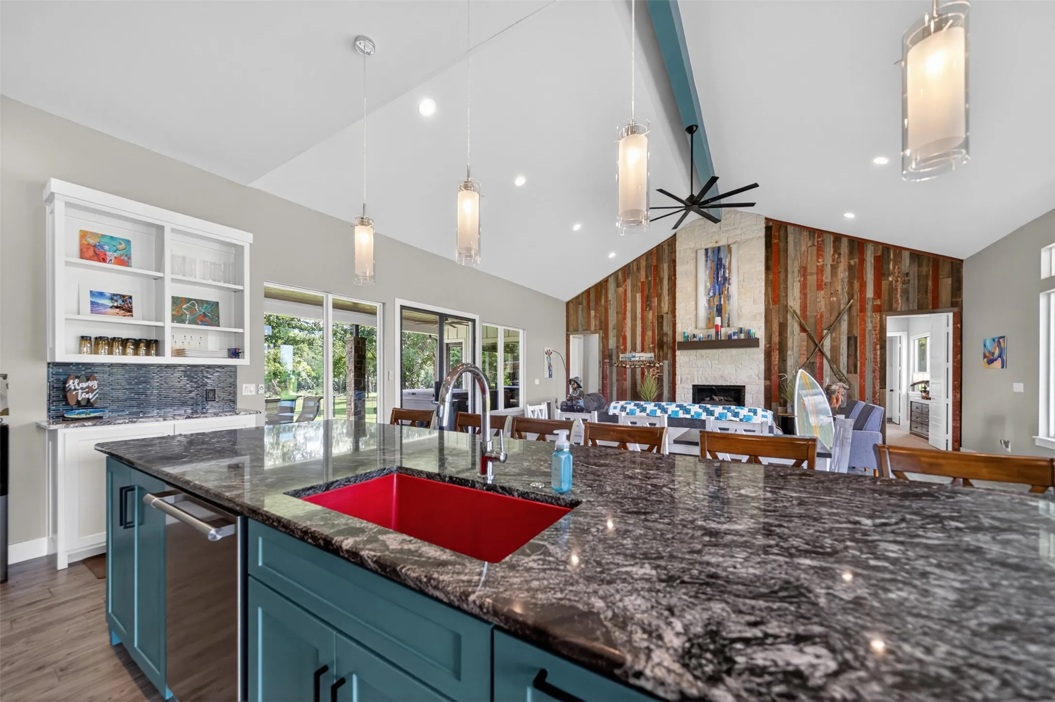 Single Family Residence For Sale in Smith County , 10255 County Road 137, Flint, Texas 75762, 3 Bedrooms, 4 Bathrooms, 2 Garage spaces, 2,880 Sqft, built in 2019, Price $1,790,000, mls#21344683, Real Estate Agent in Flint, Homes For Sale in Smith county, Homes For Sale in Flint, Realtor in Flint Texas, Real Estate Brokerage Independent Realty Texas, Luminita Cordes Realtor