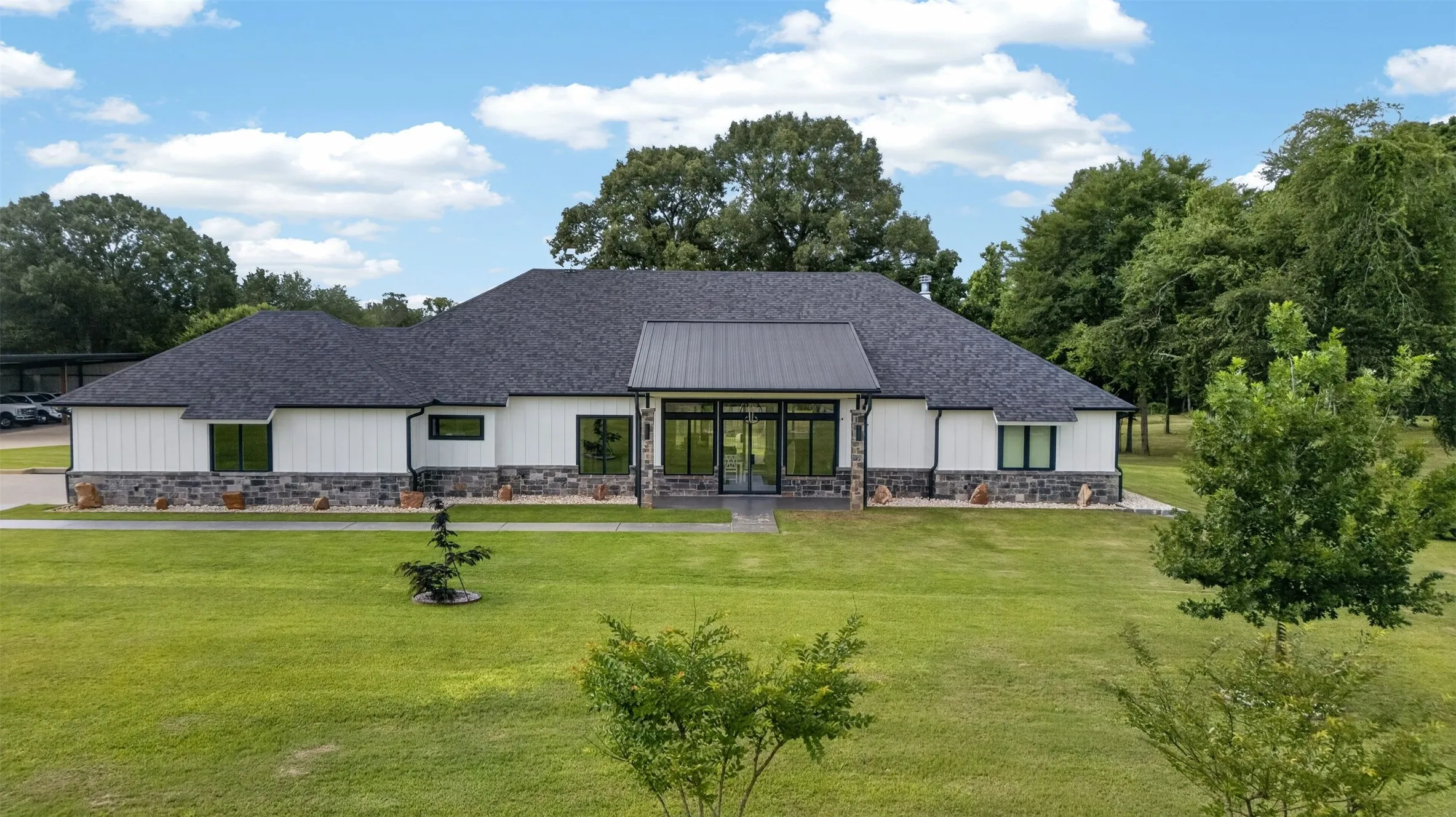 Single Family Residence For Sale in Smith County , 10255 County Road 137, Flint, Texas 75762, 3 Bedrooms, 4 Bathrooms, 2 Garage spaces, 2,880 Sqft, built in 2019, Price $1,790,000, mls#21344683, Real Estate Agent in Flint, Homes For Sale in Smith county, Homes For Sale in Flint, Realtor in Flint Texas, Real Estate Brokerage Independent Realty Texas, Luminita Cordes Realtor