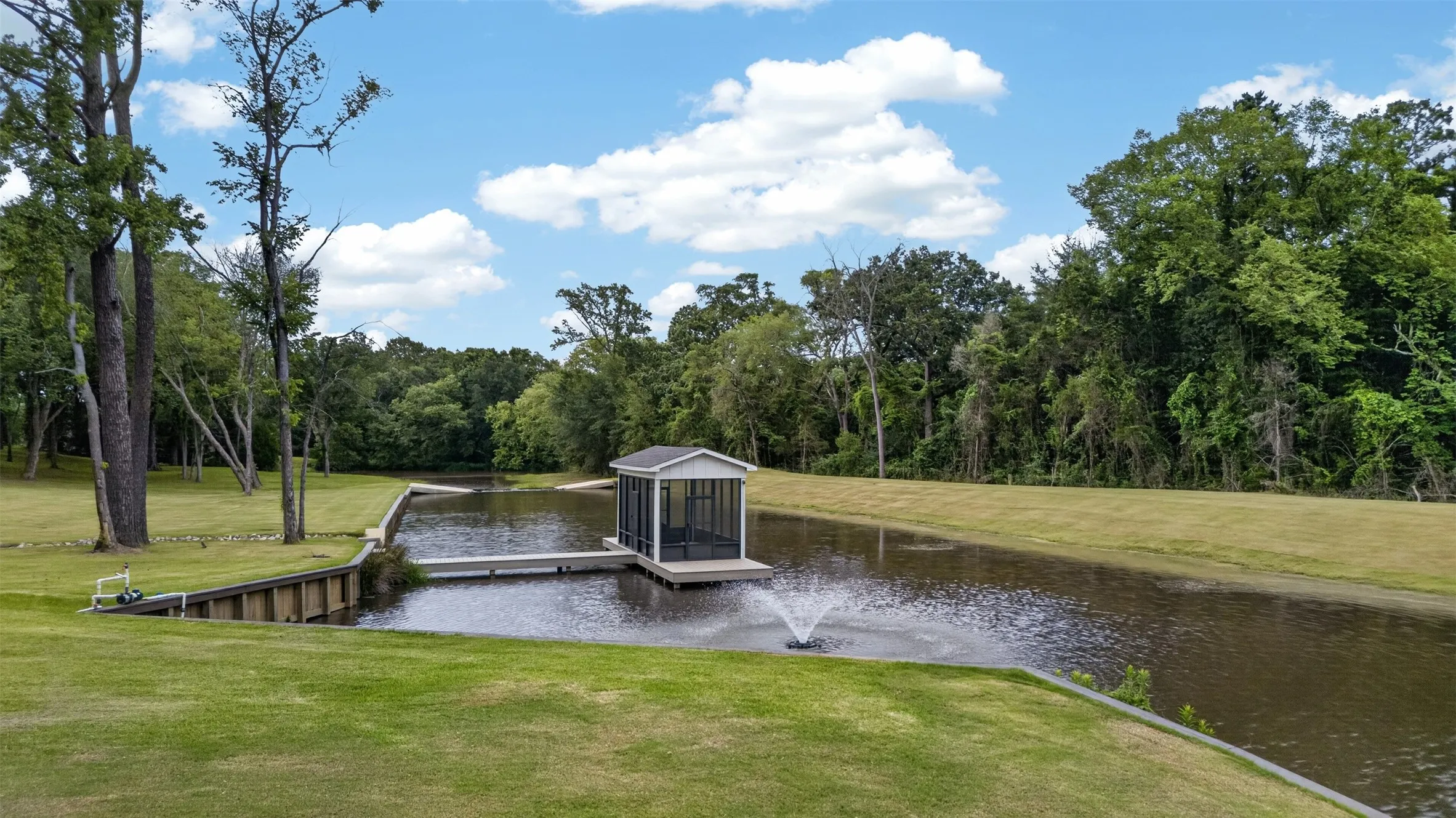 Single Family Residence For Sale in Smith County , 10255 County Road 137, Flint, Texas 75762, 3 Bedrooms, 4 Bathrooms, 2 Garage spaces, 2,880 Sqft, built in 2019, Price $1,790,000, mls#21344683, Real Estate Agent in Flint, Homes For Sale in Smith county, Homes For Sale in Flint, Realtor in Flint Texas, Real Estate Brokerage Independent Realty Texas, Luminita Cordes Realtor
